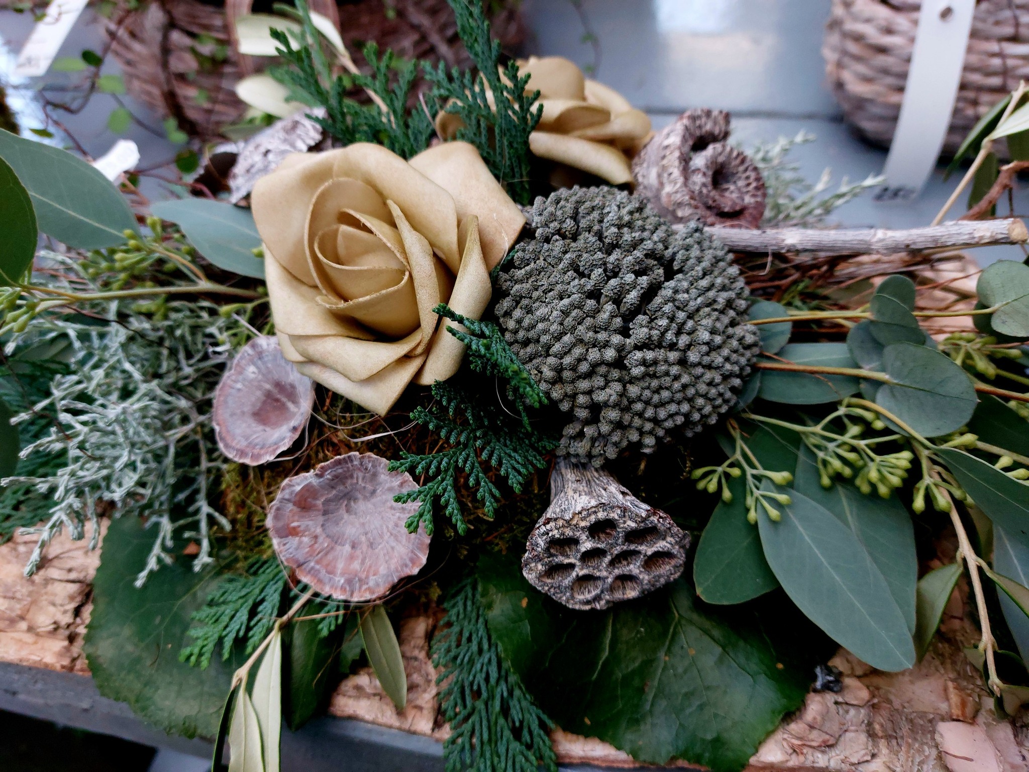 Gedenkfloristik Gestecke, Herzen, Kränze und Schalen natürlich und dauerhaft für das Grab. Auch in der Winterzeit gibt es schöne Werkstücke für den Friedhof. #gedenktage #friedhof #grabschmuck #totensonntag #dauergestecke #gestecke