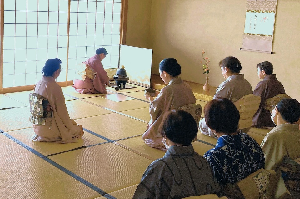江戸千家 - 棚は元禄棚、棗は松亭造の花寄せ。取り合わせの工夫などに