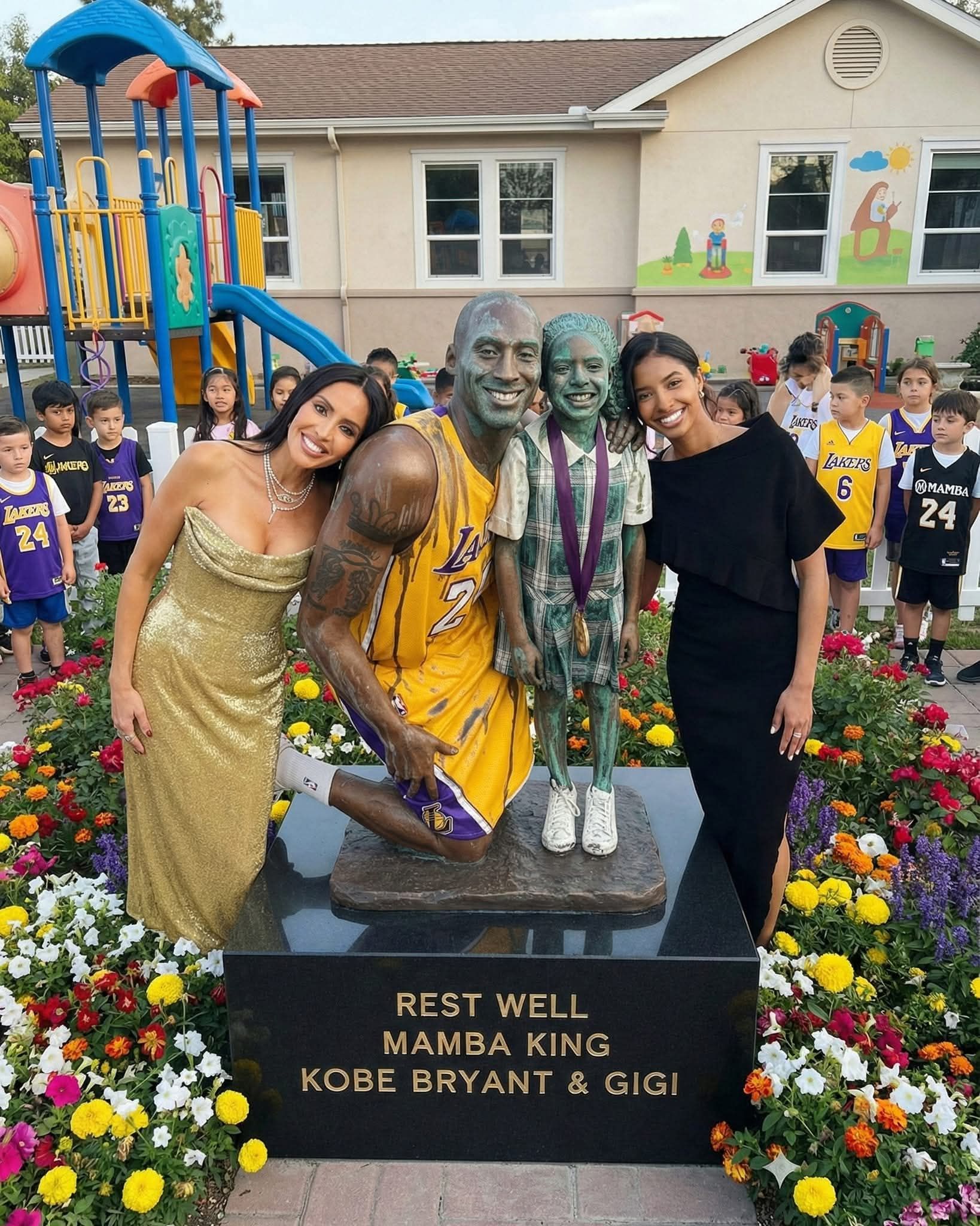 🚦🗣Vanessa Bryant and Natalia Bryant visited a new statue of Kobe
