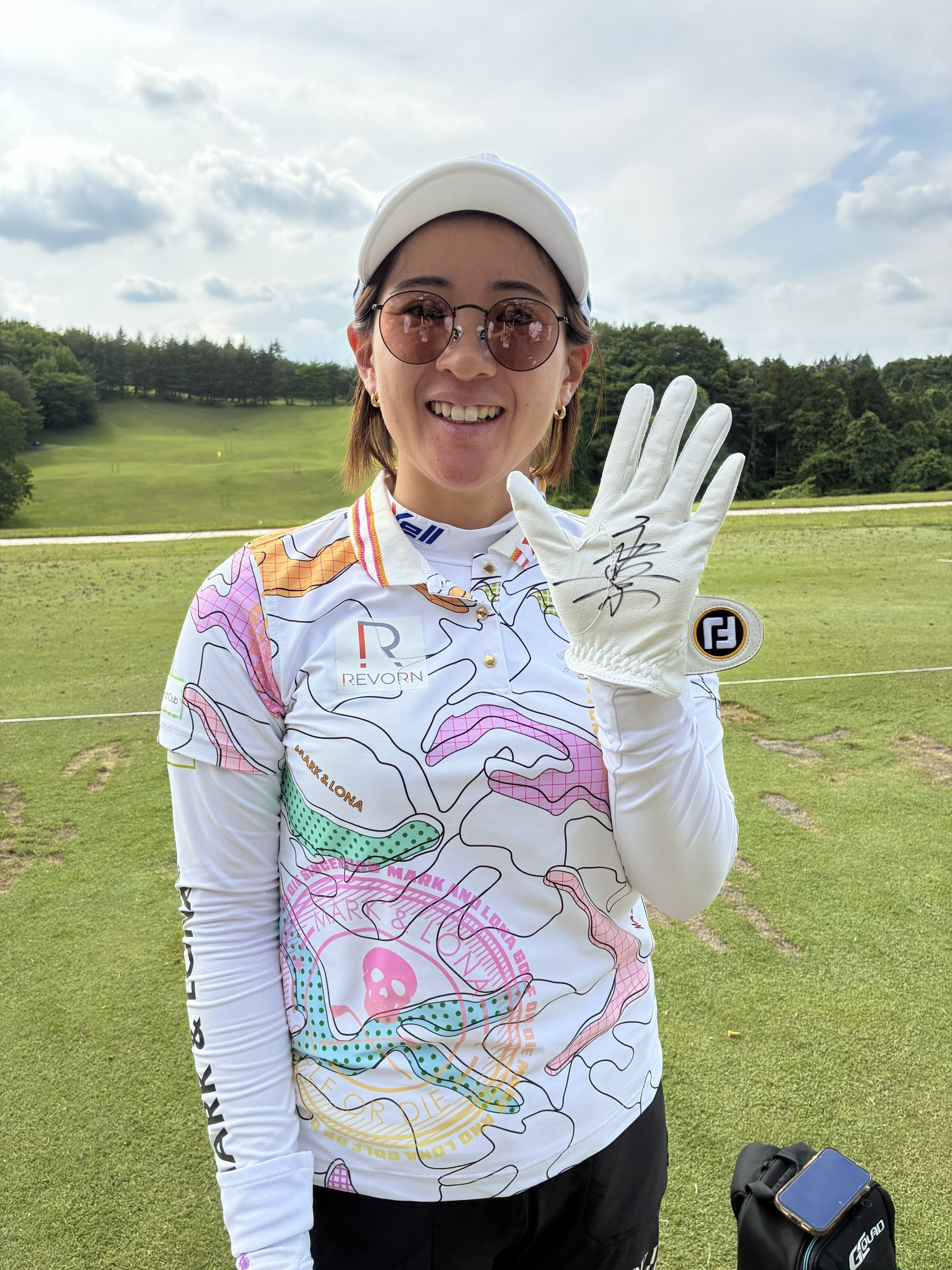 先週の国内女子ツアーで優勝した #永井花奈 プロのサイン入りグローブ