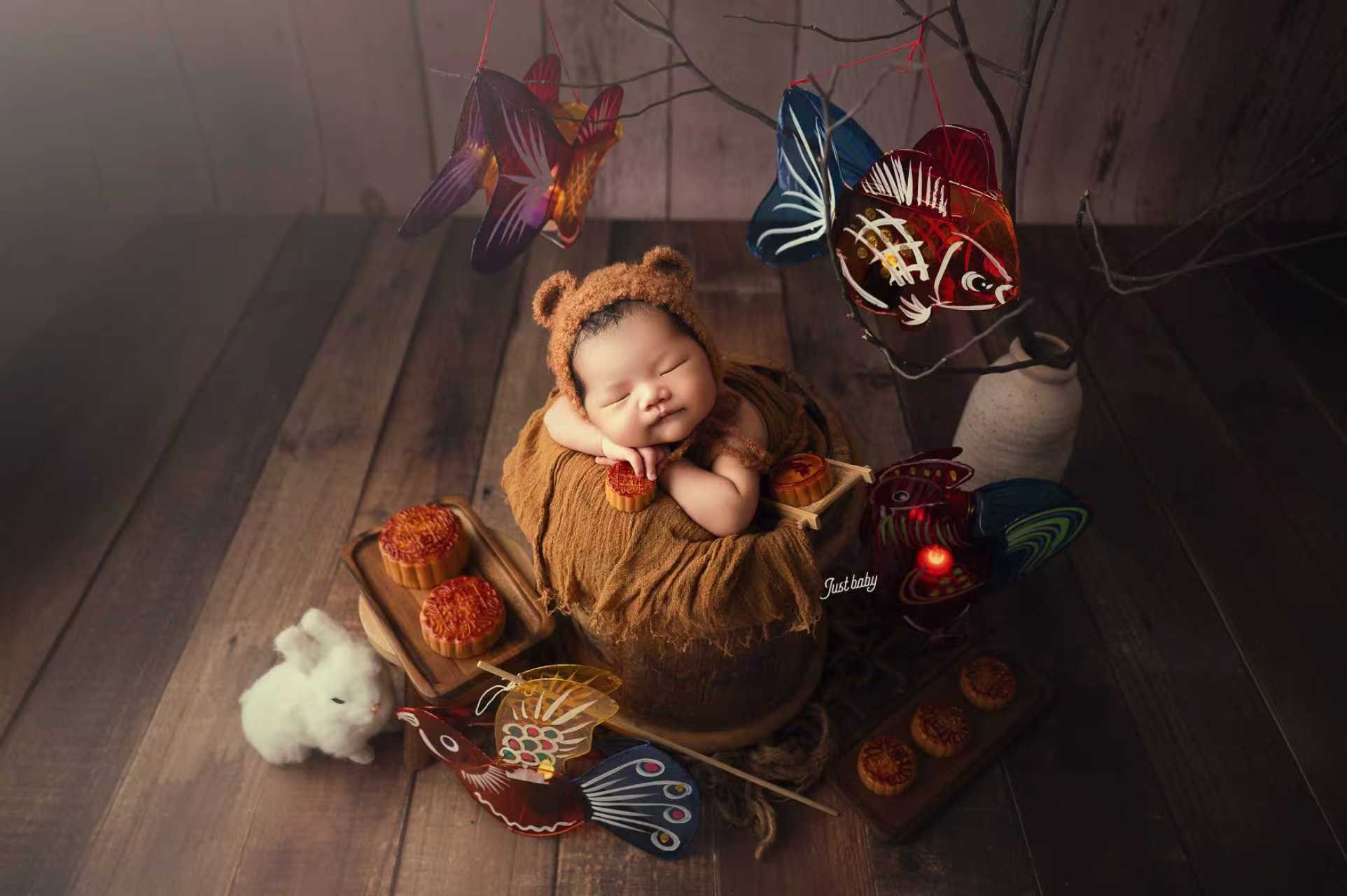 Just Baby - 提 着 爸 妈 那 个 年 代 的 玻 璃 纸 灯 笼🏮 记 忆 里 当 年 爸 妈 小 时... | Facebook