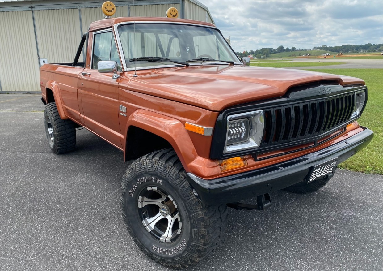 1986 Garnett Metallic Jeep J-10 Pickup 360 4×4. 😍😎 #jeeplife