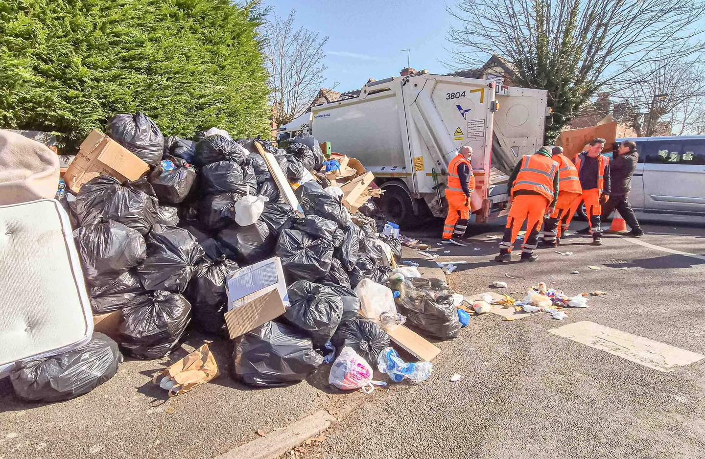 Solihull - Fresh #Birmingham bin strike as agency workers say they’re ...