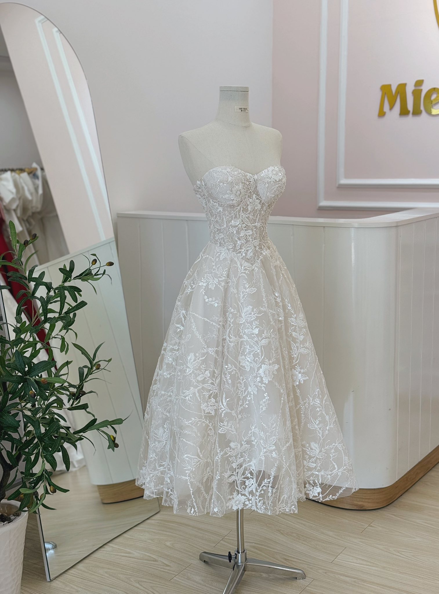🌸 CUSTOM-MADE WEDDING... - Mie Bridal - Váy Cưới Đi Bàn | Facebook