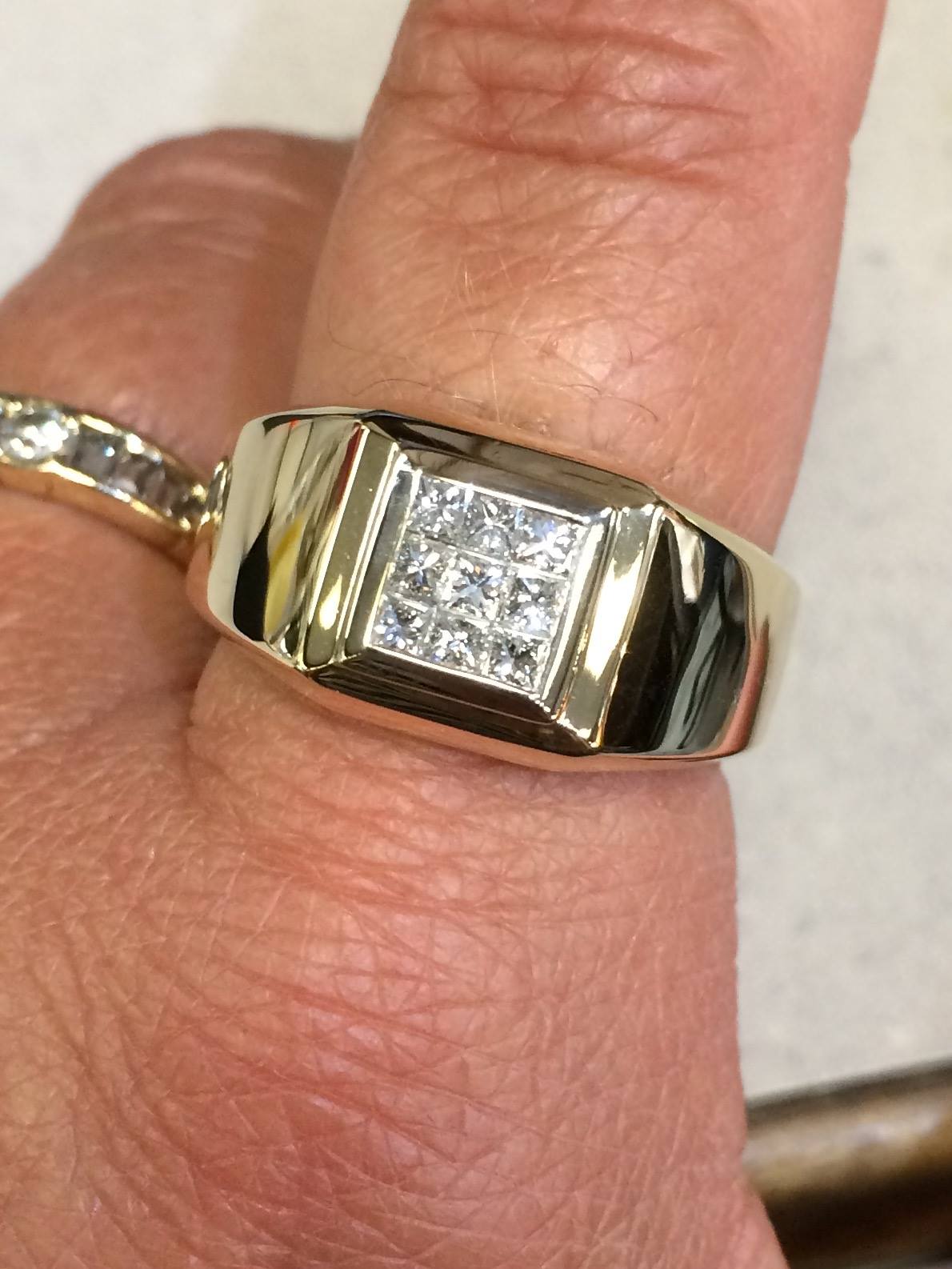 Men's ring with invisible set princess... E.