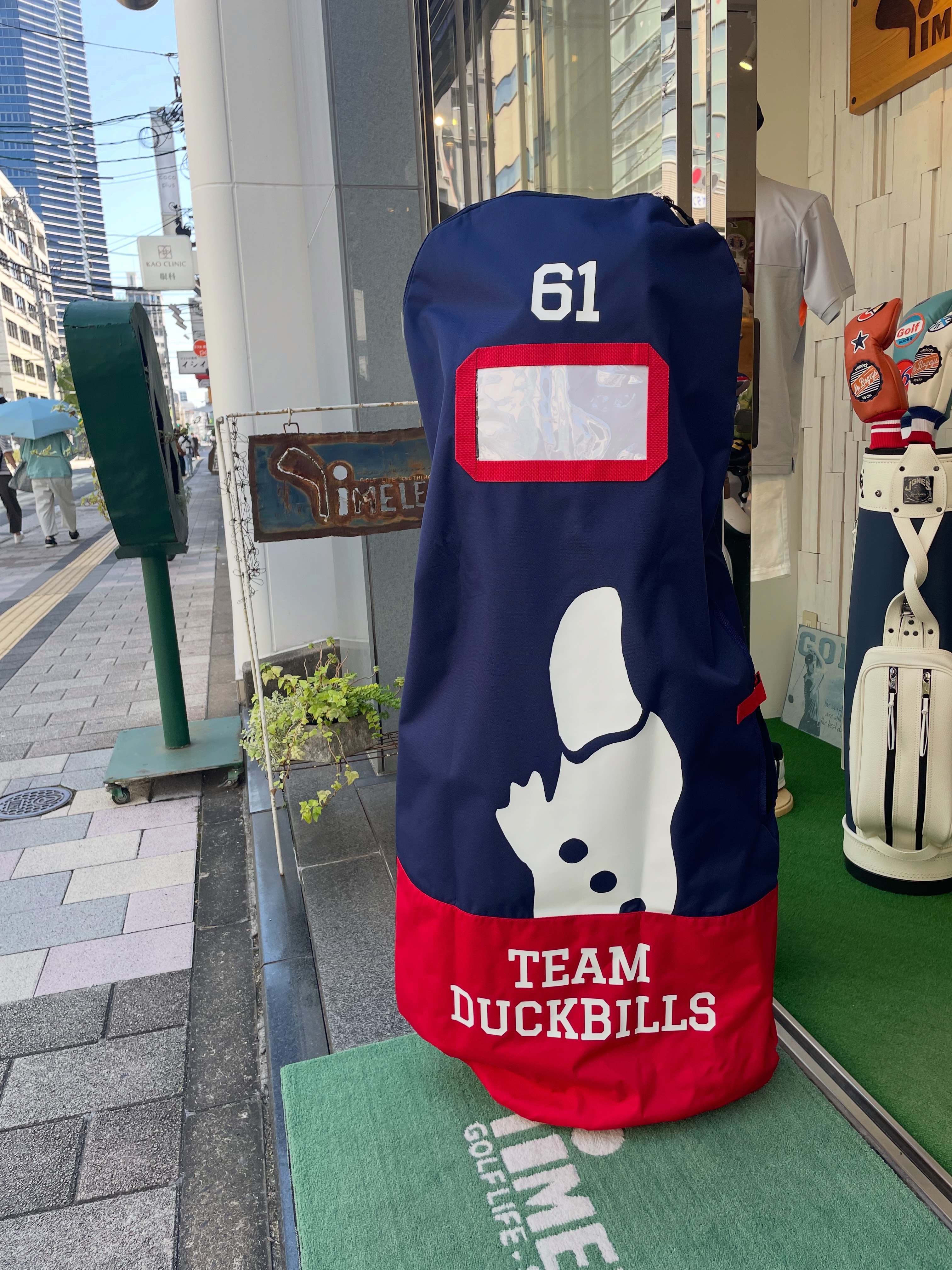 ダックビルが大きく描かれた可愛いトラベルカバーが入荷しました