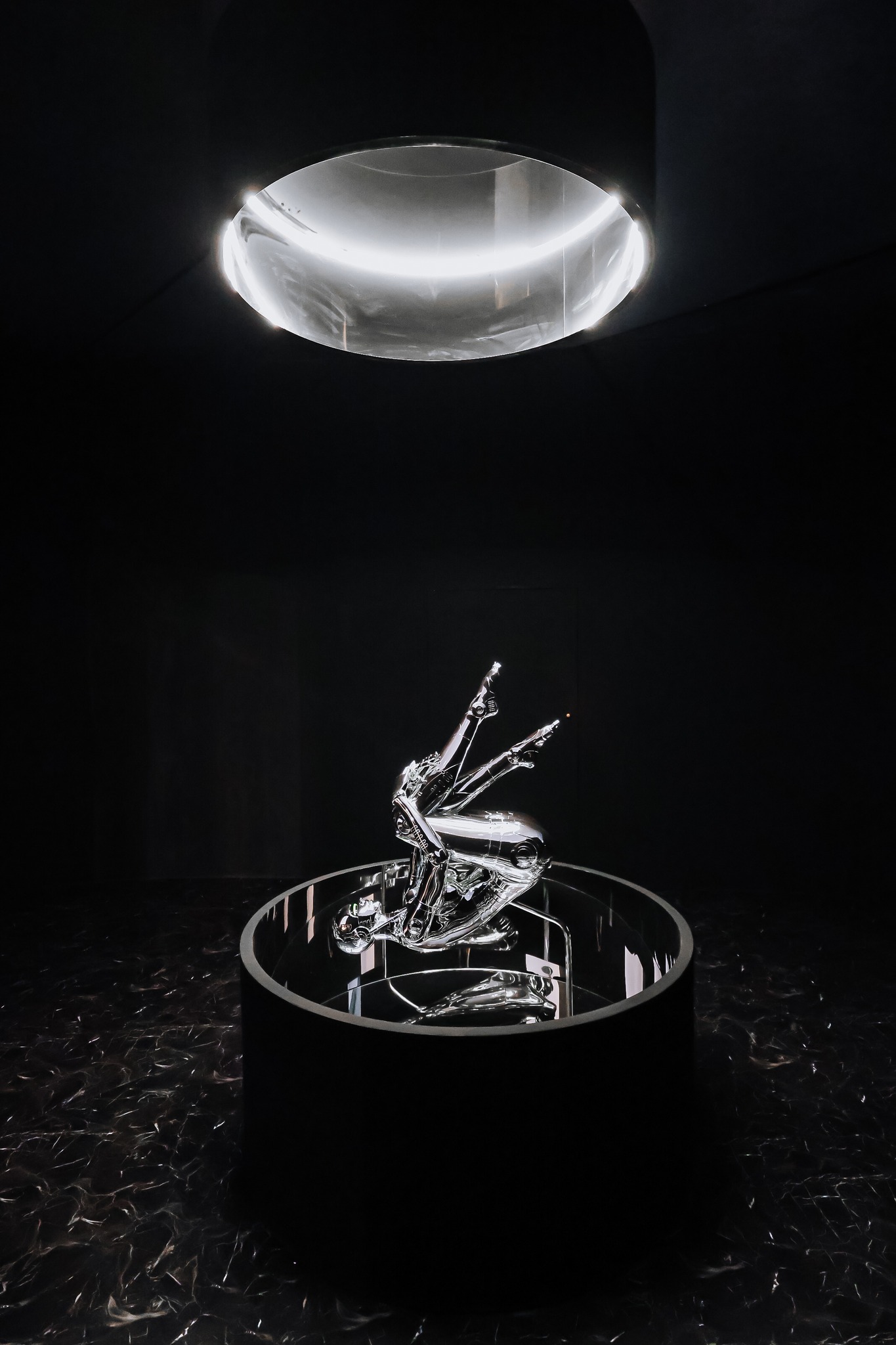 空山基による過去最大規模の回顧展「SORAYAMA 光・透明・反射 ―TOKYO 