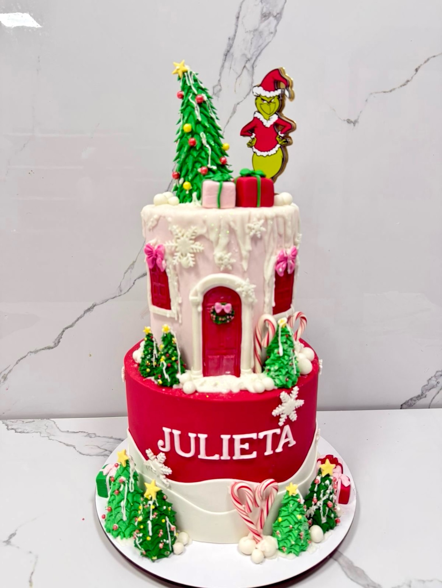 Ely - 🎄 Christmas season is officially ON 🎄 Y el Grinch llegó para ...