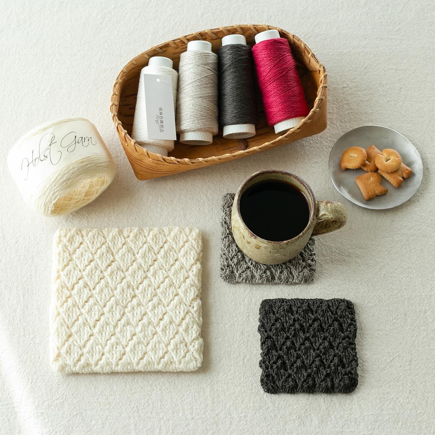 ポットマットには #HolstGarn Supersoft。 しっかりした弾力のある質感