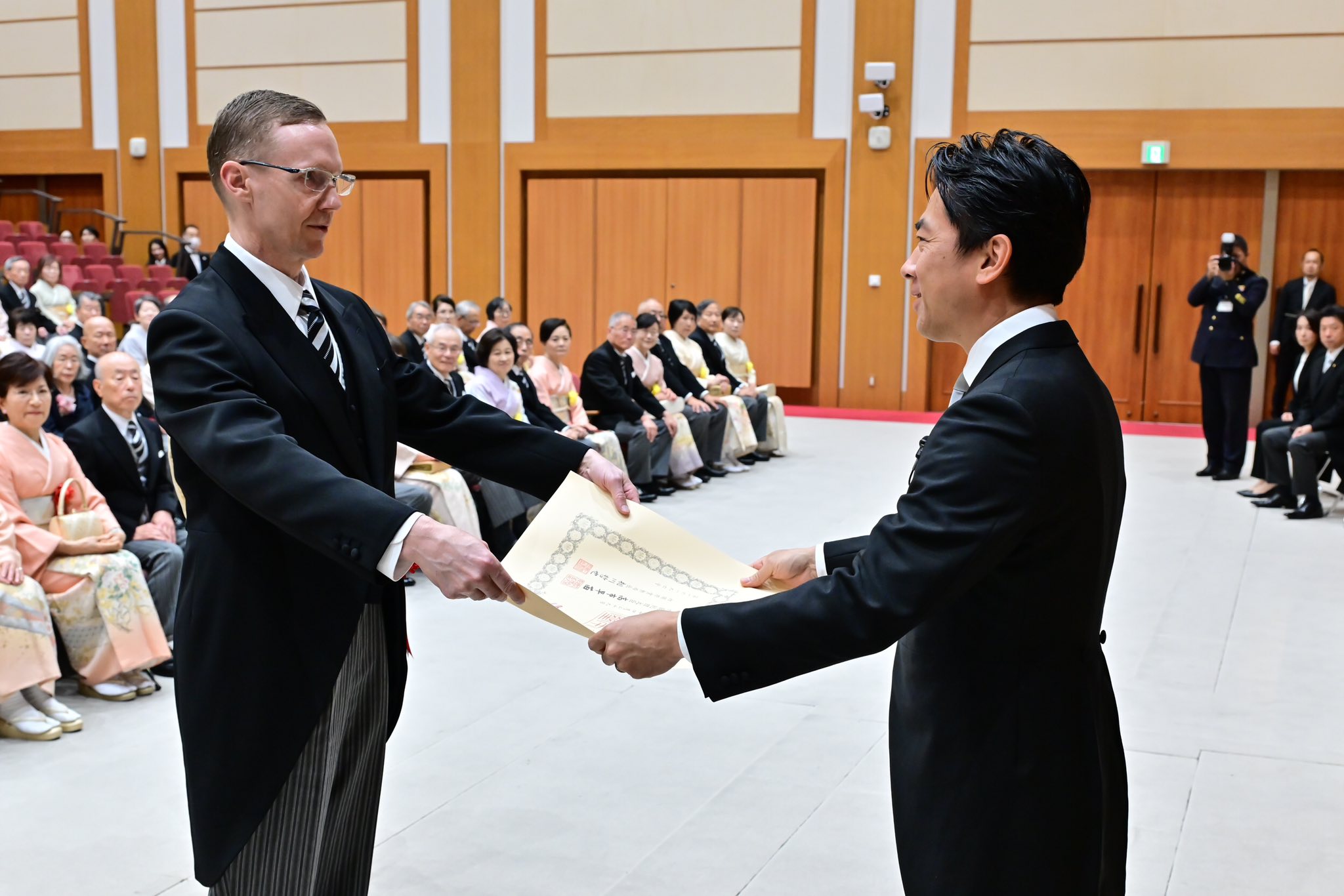 5月19日、小泉防衛大臣は、国家又は公共に対して功労のあった元自衛隊
