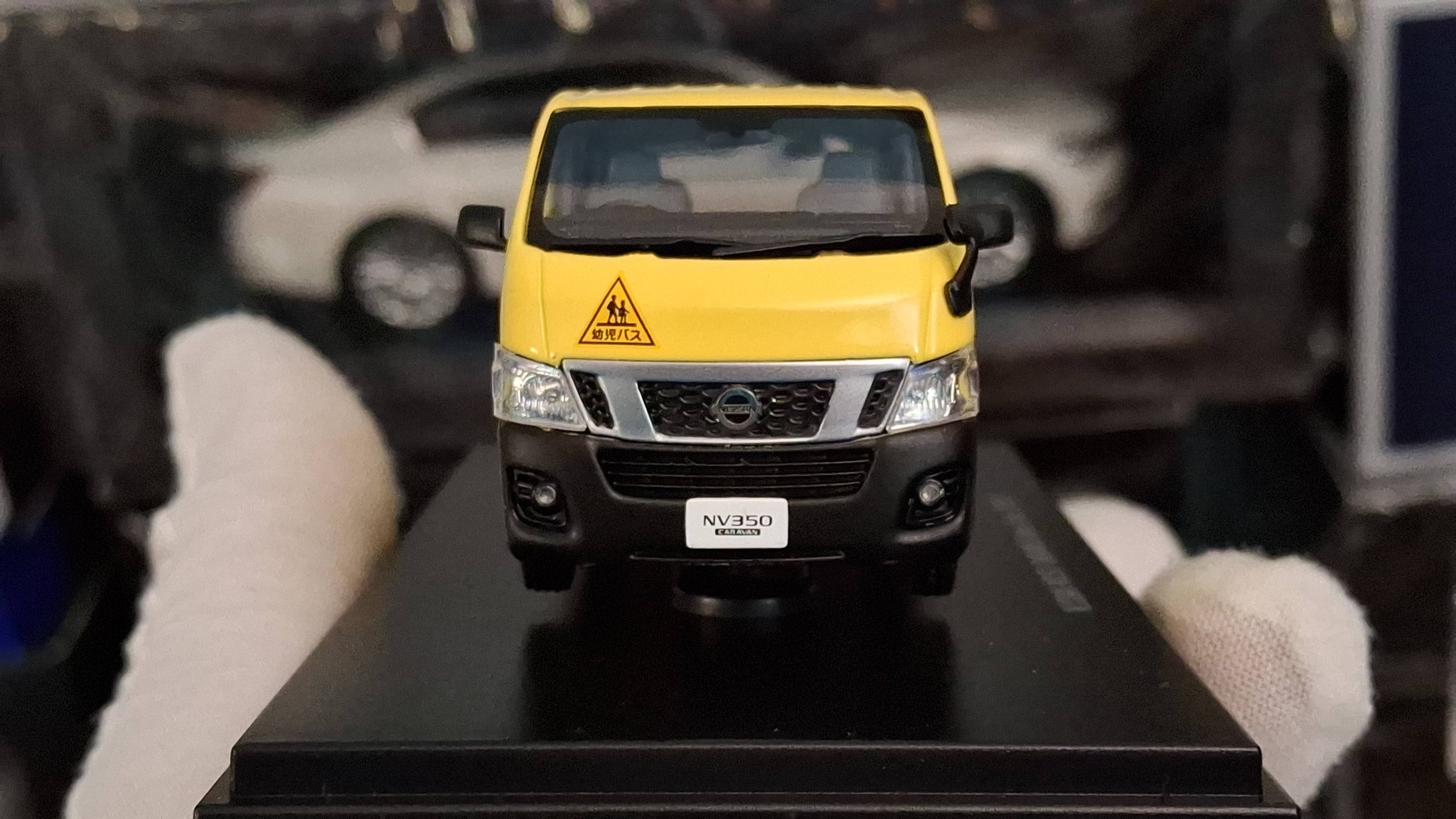 Nissan nv350 caravan school bus 2012 🟡⚫ Ebbro 1/43