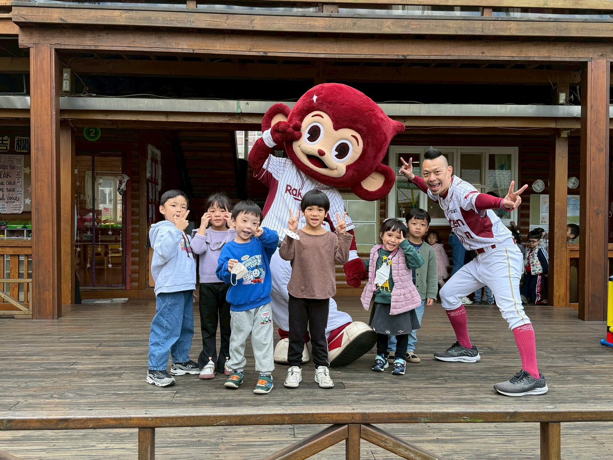 Rakuten Monkeys - 搶攻福袋啦! Lamigo一口氣在三個百貨商品櫃位推出JUMP福袋，每個福袋內容物不一，但皆內含市價超過 ...