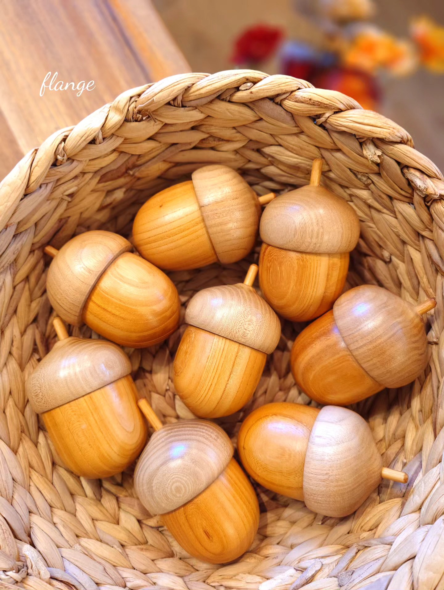 とても大きなどんぐりのオブジェです? 木の色を生かした無垢材の商品 