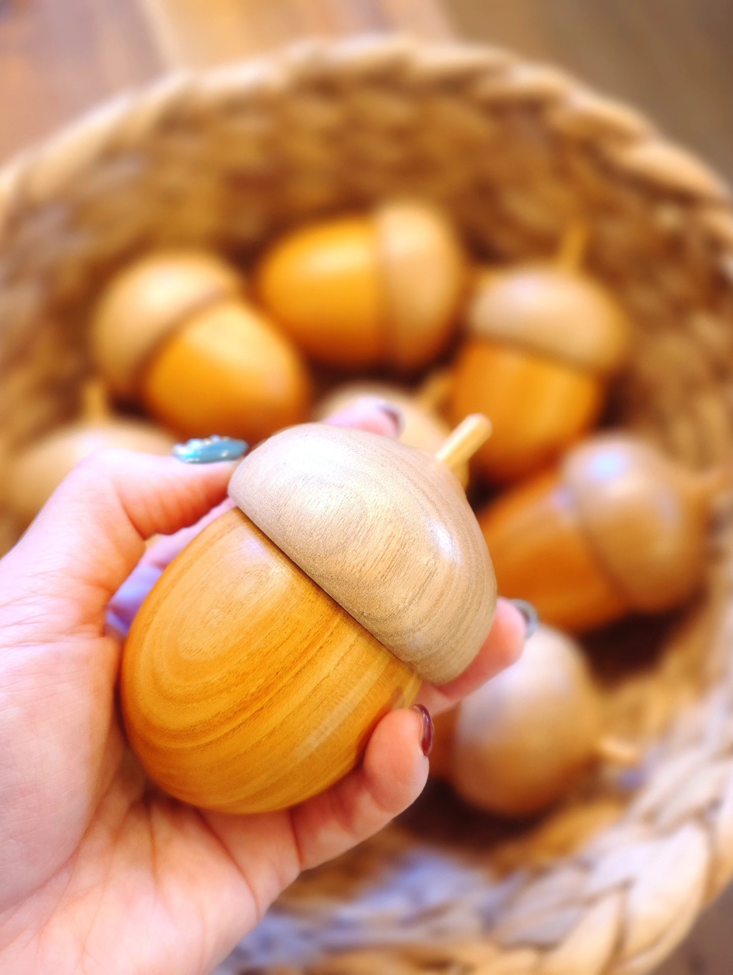 とても大きなどんぐりのオブジェです? 木の色を生かした無垢材の商品 