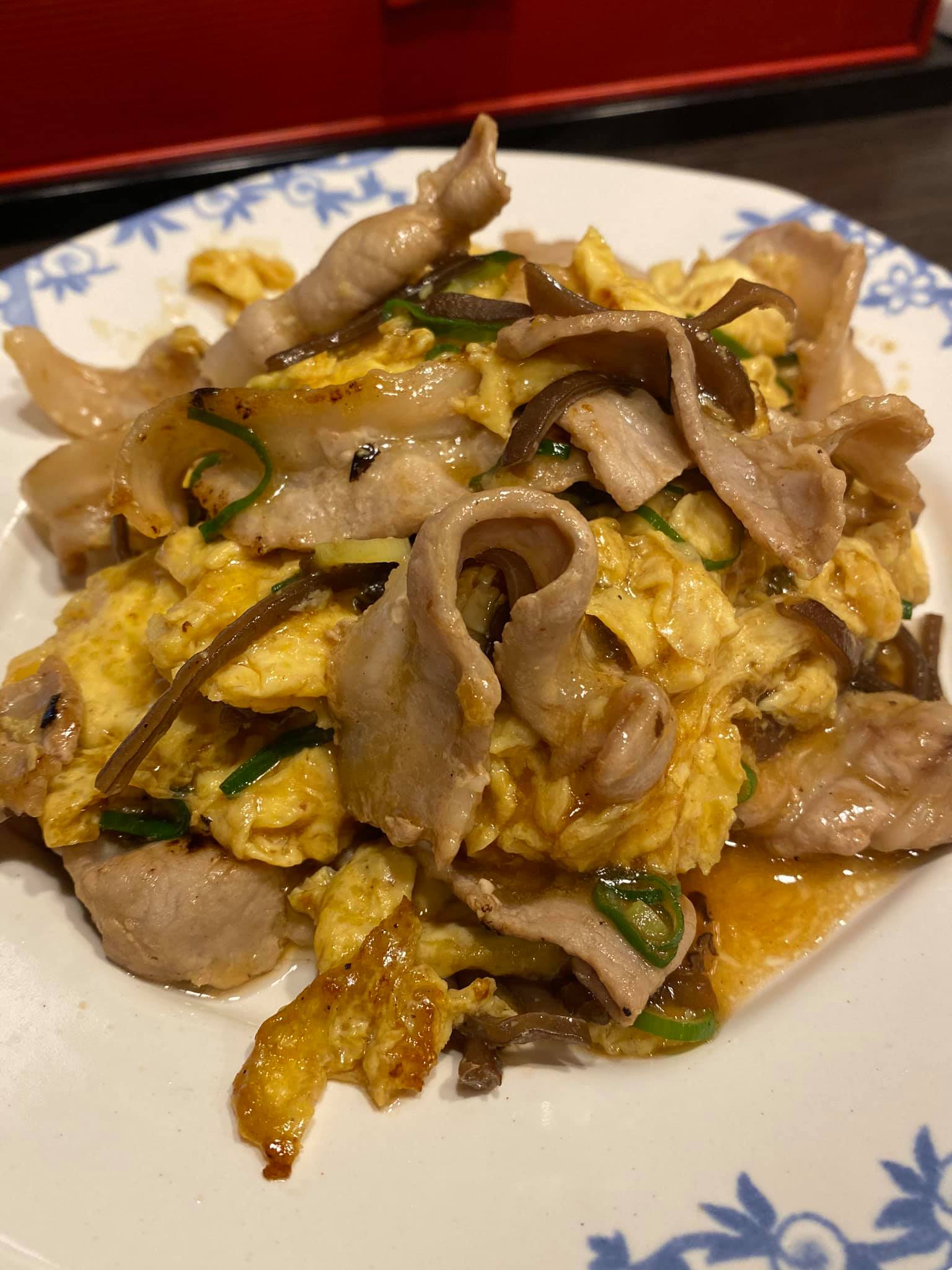 □「豚肉とキクラゲ玉子炒め」木須肉 ¥599 (税別)  きくらげと豚肉の卵