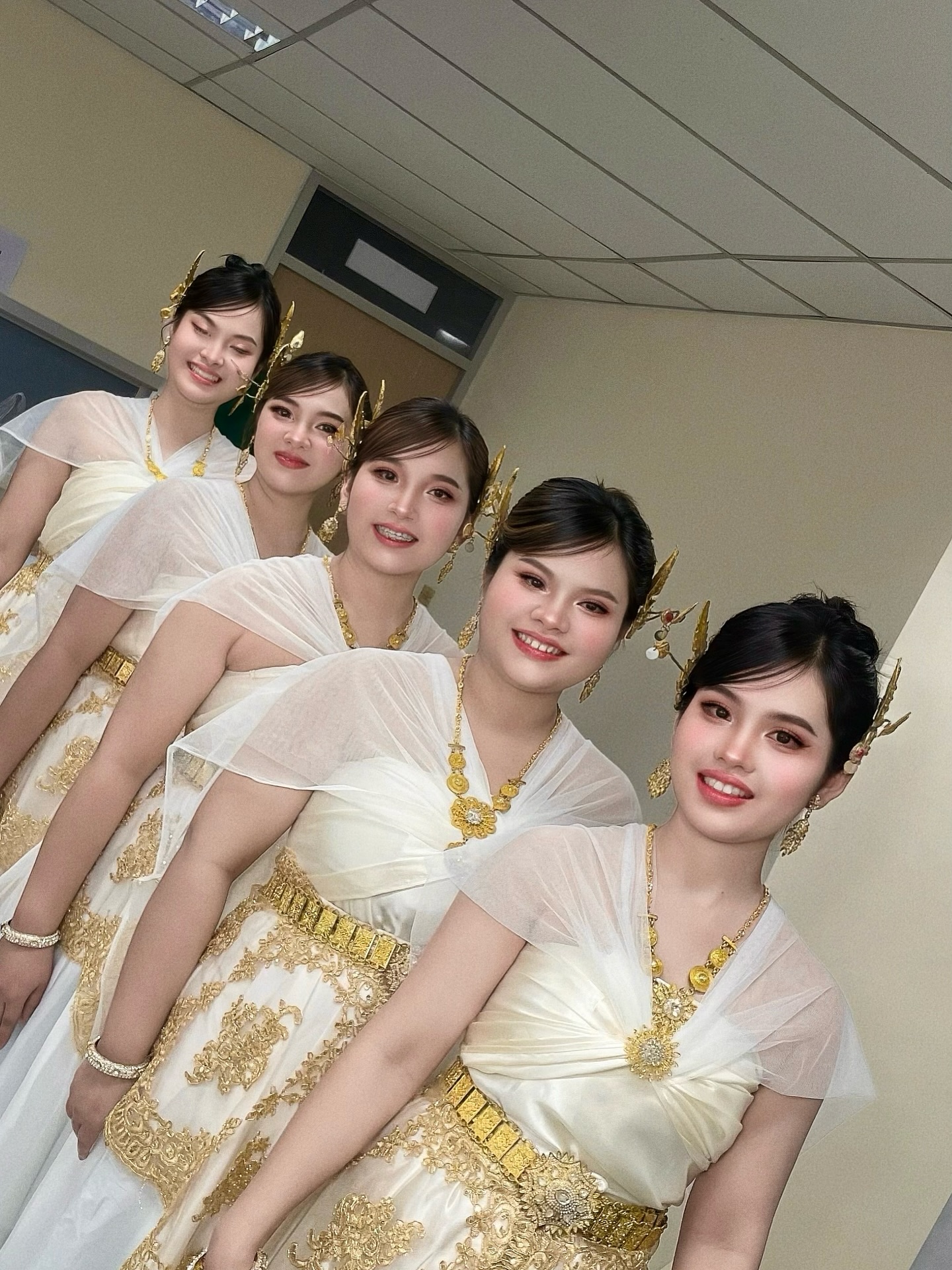 Promphat - หยุดโลกเอาไว้สักสามนาที ฟังเสียงเสรีนักเพลงยากไร้ เพลงรัก ...