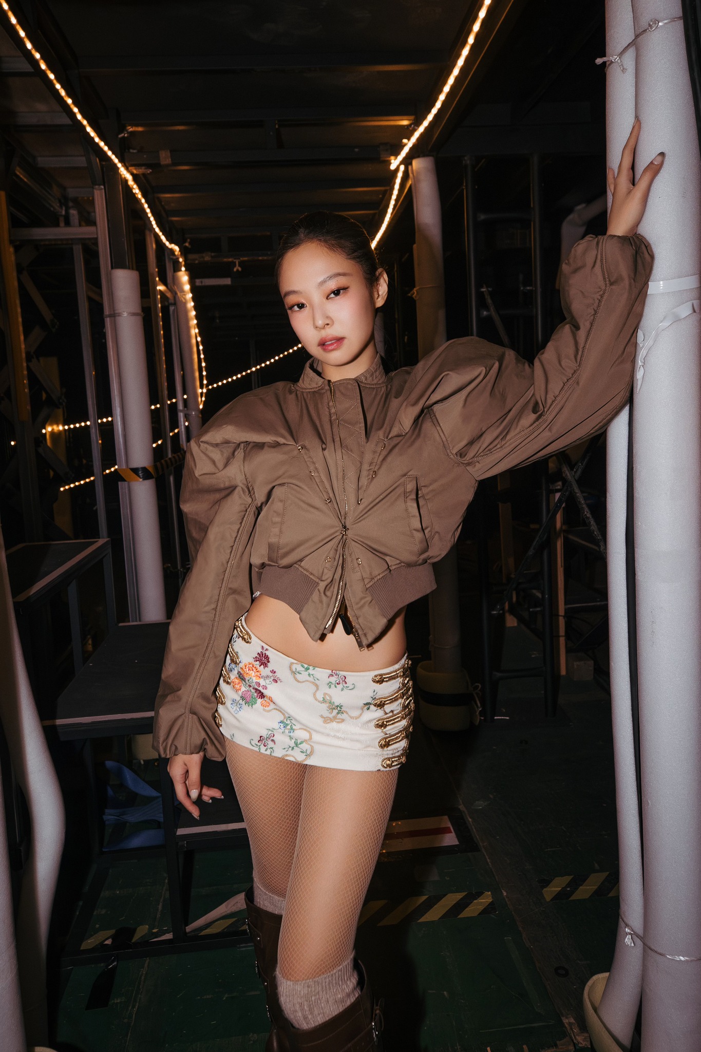 ブラ Jennie for   Modern Cotton Jennie from BLACKPINK wears a cinched bomber in washed khaki