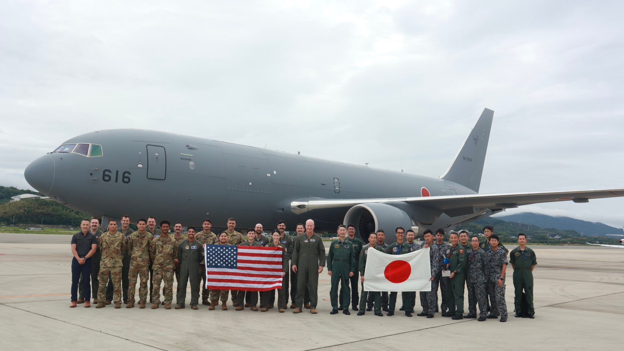 航空支援集団司令官 安藤空将は、第5空軍司令官キャリー中将とともに