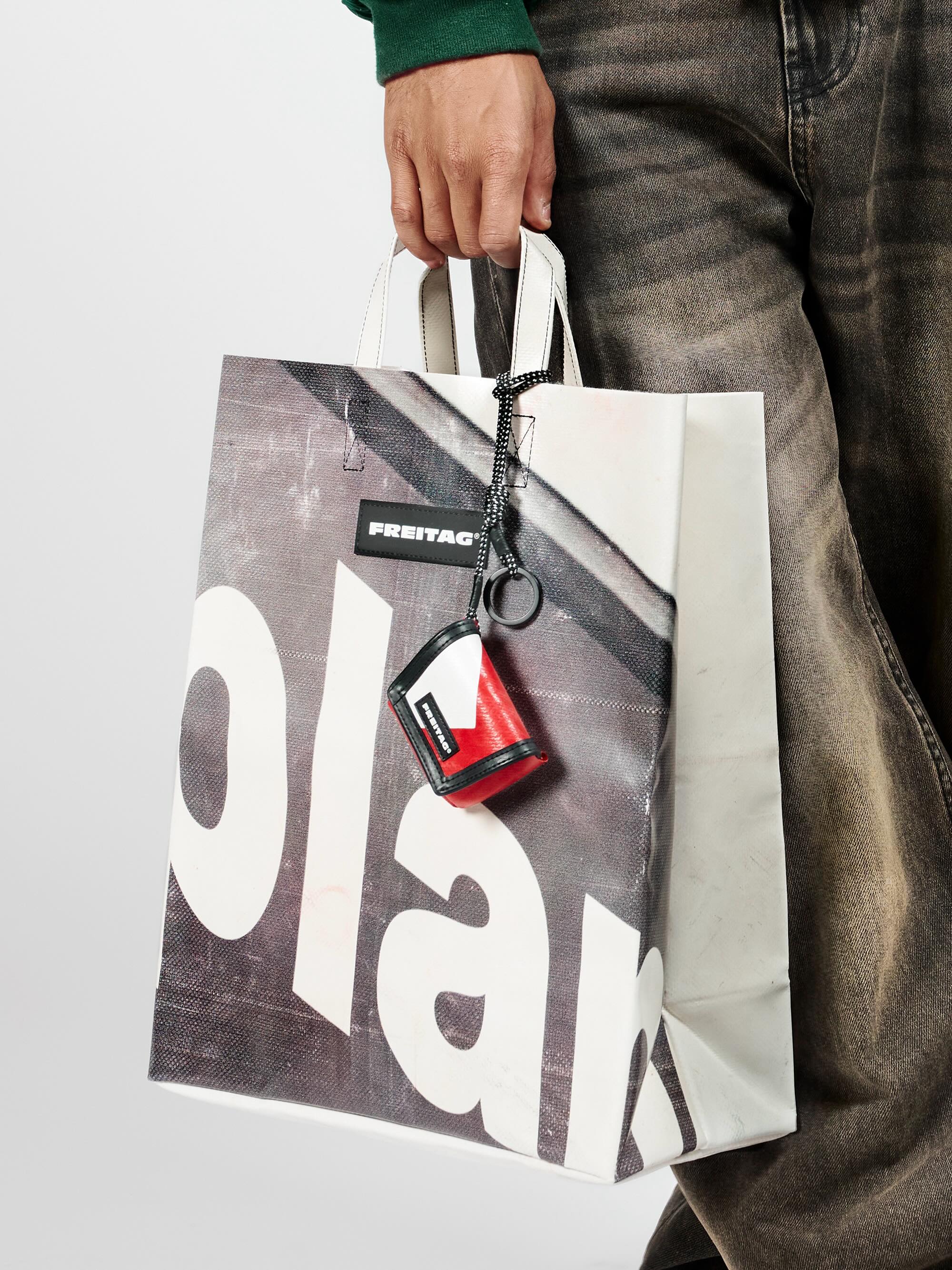 FREITAG F621 JACK エコバッグ 銀 Freitag - Sometimes we are suprised ourselves by the lightness of