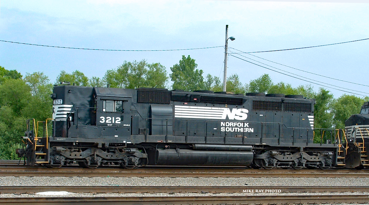 チャレンジ2 A leased HLCX SD45-2 (ex Trona) and NS GP40-2 # 3005 were at