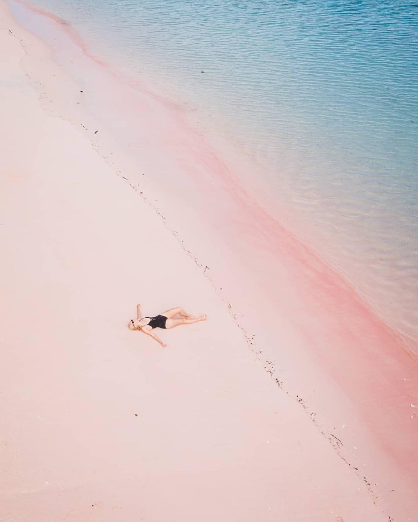 Klook - PANTAI PASIR WARNA PINK? KOK BISA YA… 😍😲 --- Warna... | Facebook