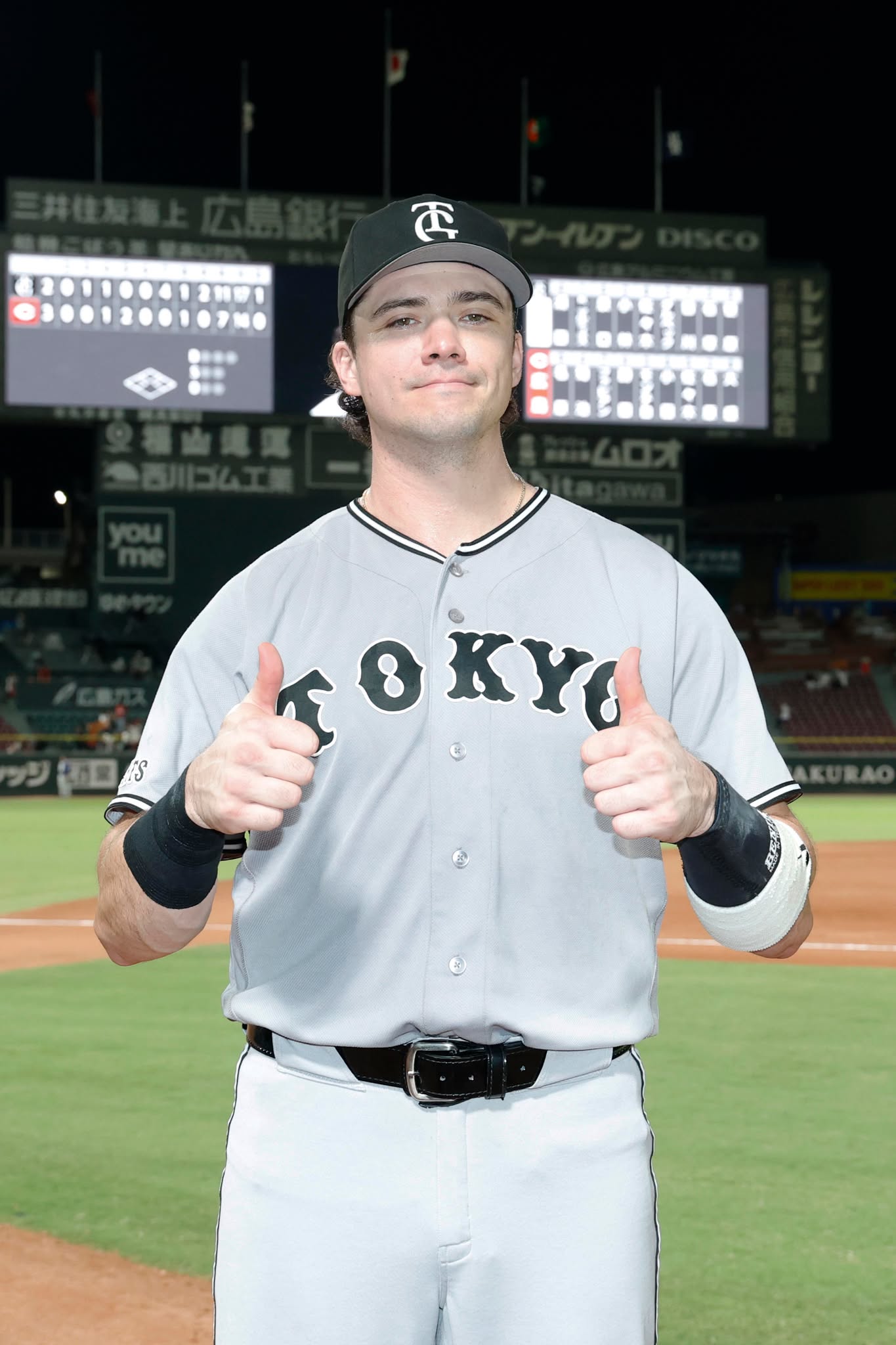 キャンプ中の一場面。高木勇人投手がファンレターに同封されてきた色紙