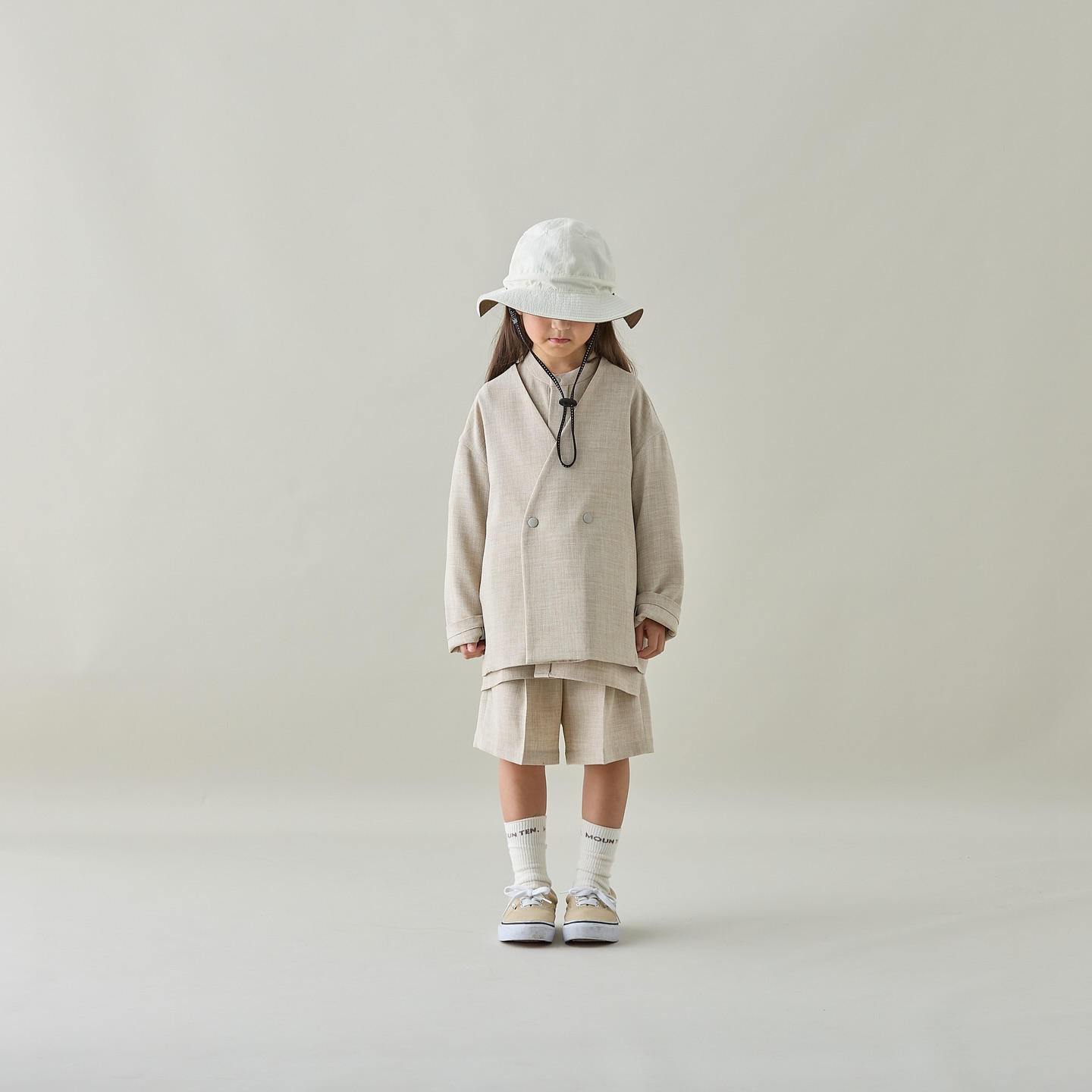 MOUN TEN. グレーのシャツとショートパンツセット 140
