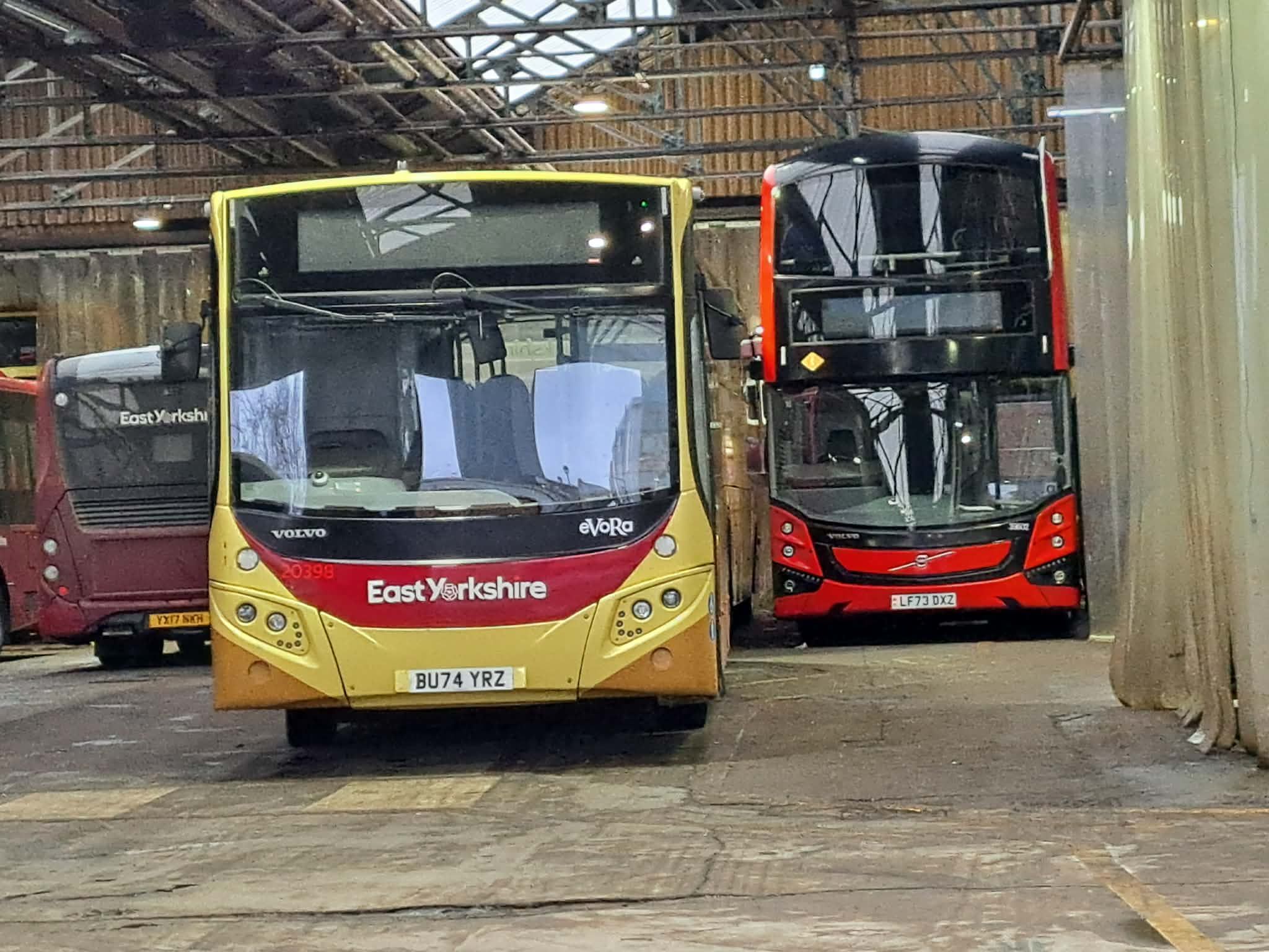 East - East Yorkshire Buses in picture.... A peek in the Anlaby Road ...
