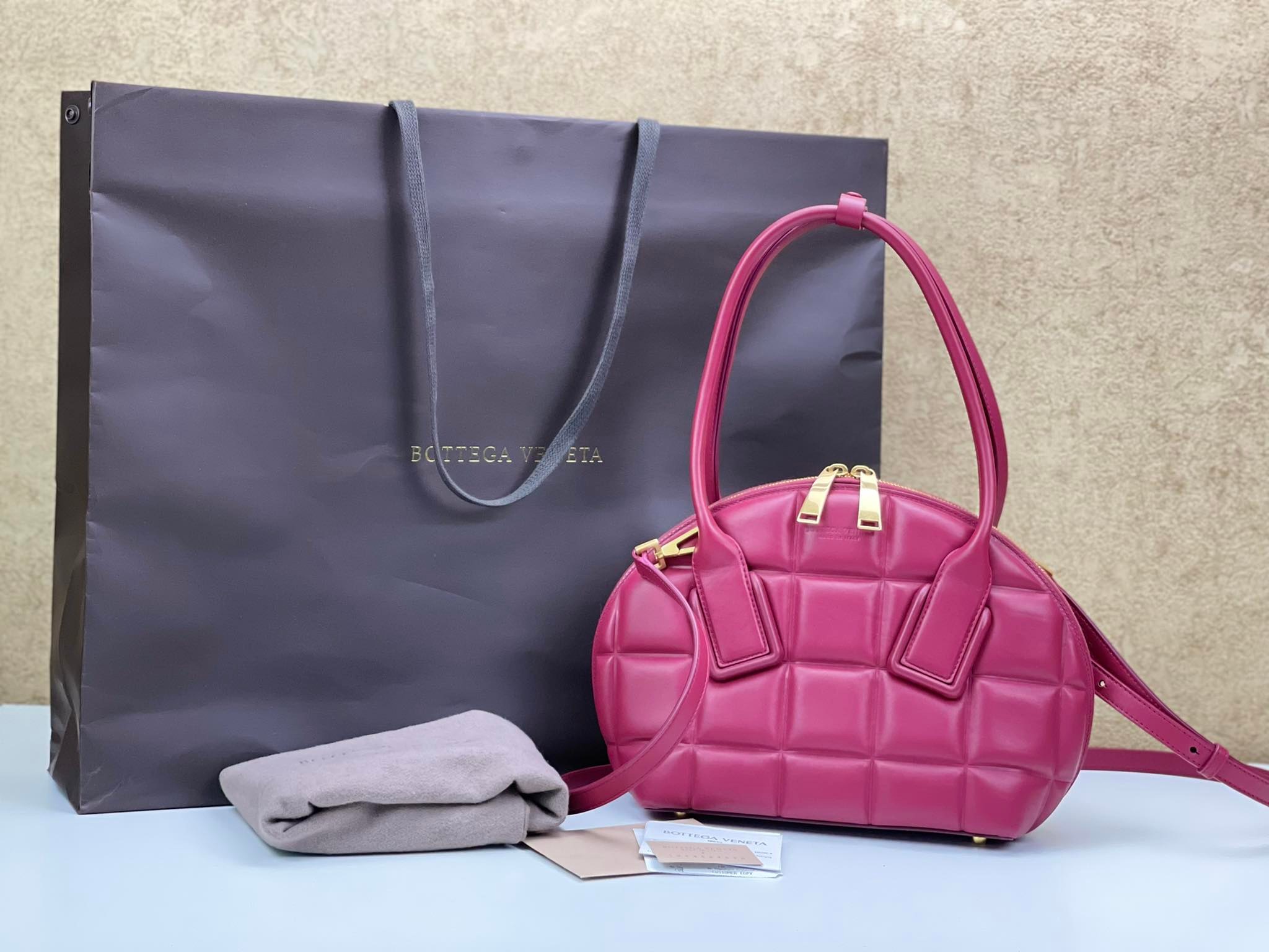 BOTTEGA VENETA 592858 小号小牛皮BV SWOOP手袋，拱形提手小号保龄球包 