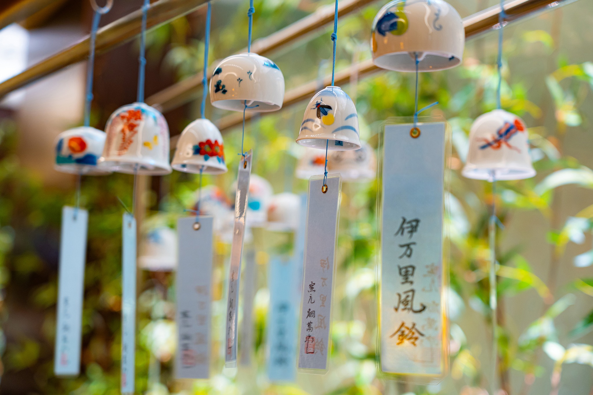 7月よりメインロビーでは涼を演出する日本庭園と風鈴がお客様をお迎え
