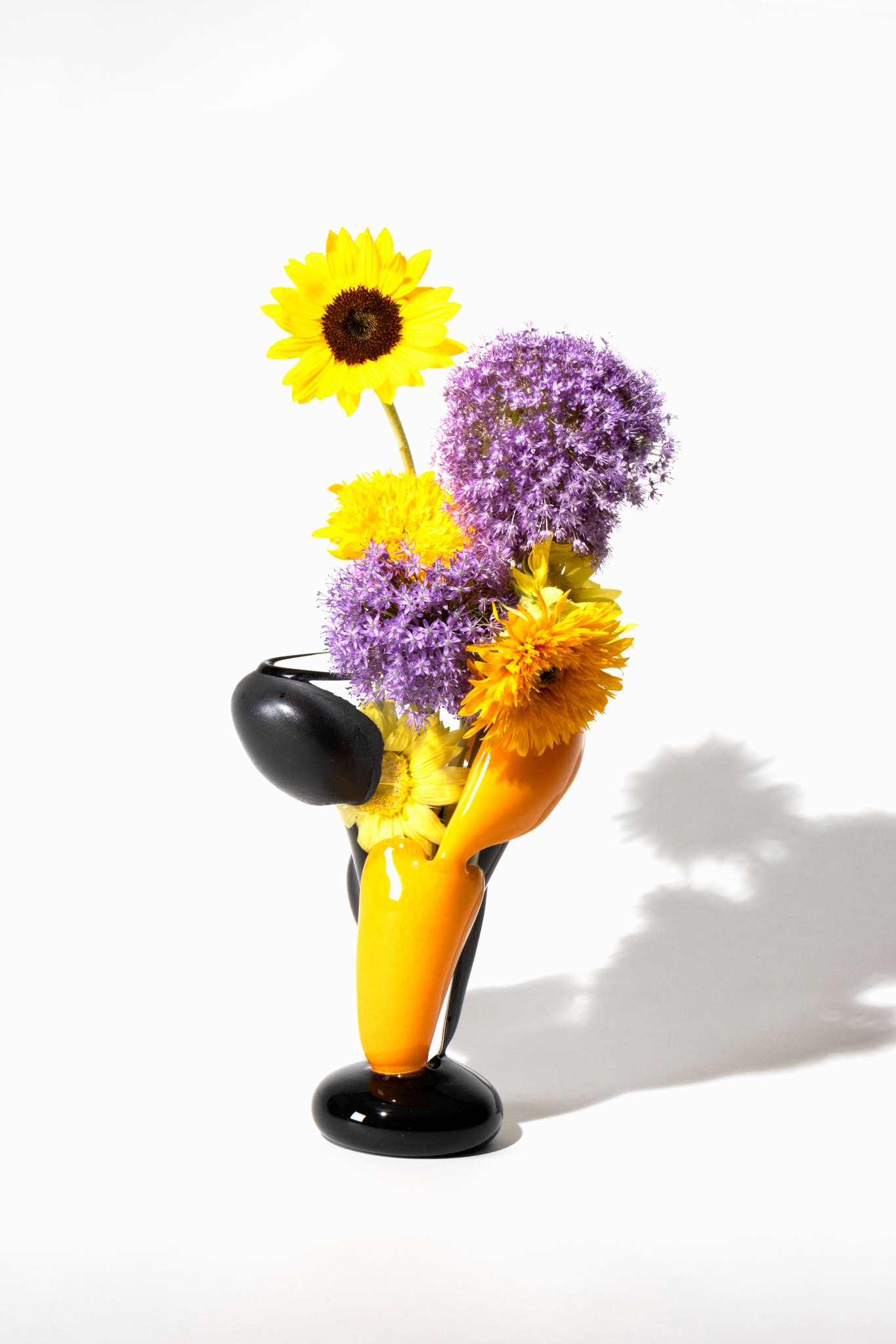 いけばな草月流 Ikebana - 勅使河原茜家元作品。 花材：竹、れんぎょう