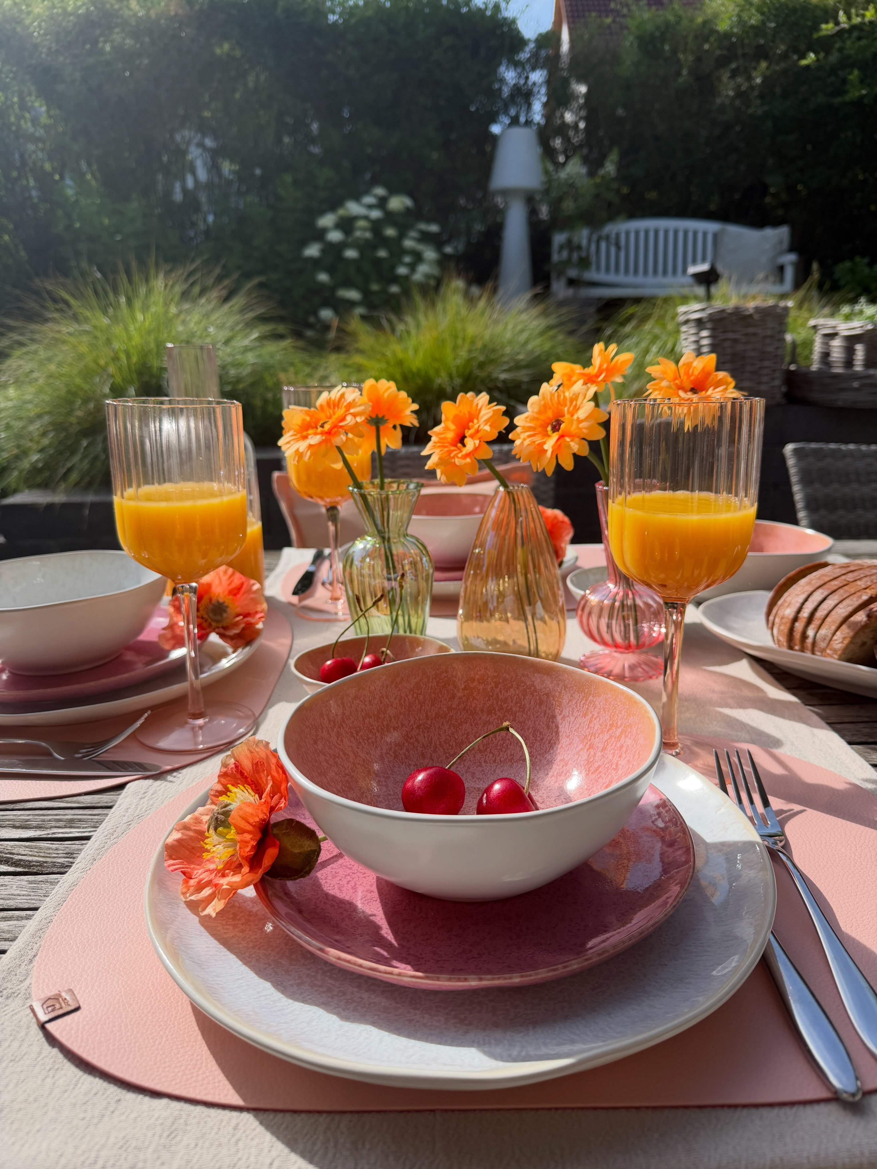 Ein Sommerbrunch geht immer! ☀️ Die neue Ela-Farbe Pfirsich lässt sich perfekt mit unseren pinken oder cremefarbenen Geschirr kombinieren.🧡🩷 Hast du schon ein Teil aus unserer Ela-Serie? #depot #dep