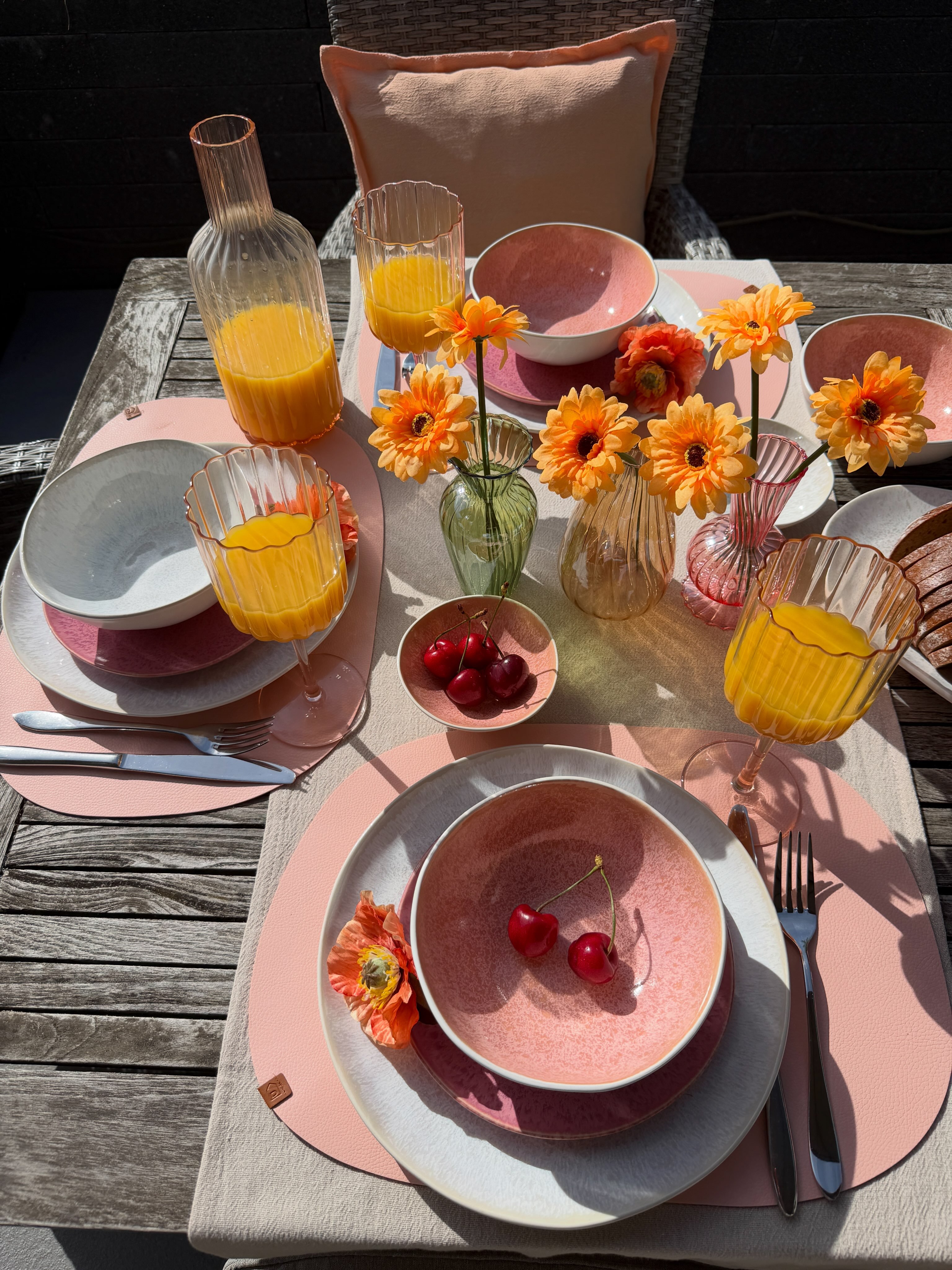 Ein Sommerbrunch geht immer! ☀️ Die neue Ela-Farbe Pfirsich lässt sich perfekt mit unseren pinken oder cremefarbenen Geschirr kombinieren.🧡🩷 Hast du schon ein Teil aus unserer Ela-Serie? #depot #dep