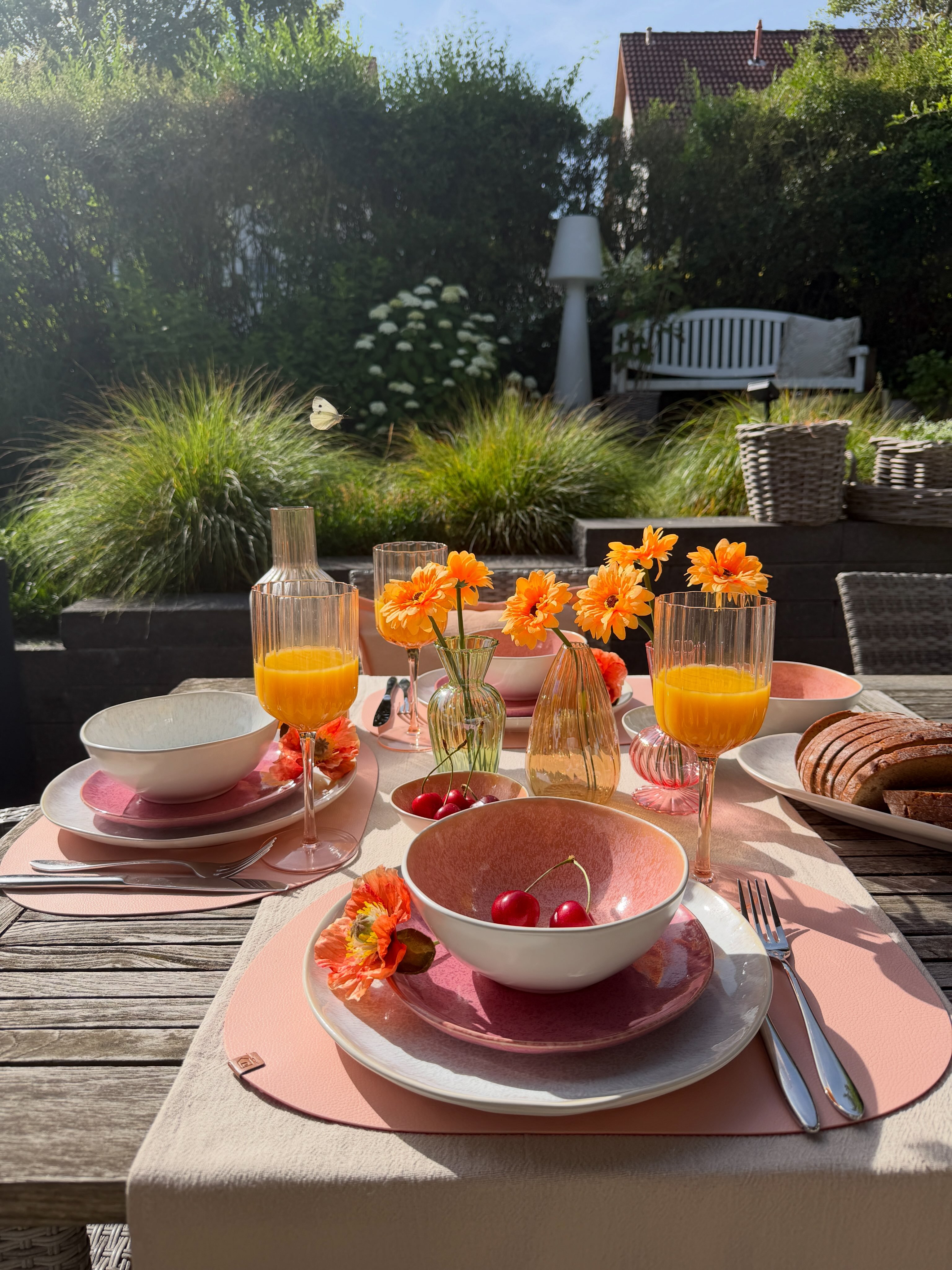 Ein Sommerbrunch geht immer! ☀️ Die neue Ela-Farbe Pfirsich lässt sich perfekt mit unseren pinken oder cremefarbenen Geschirr kombinieren.🧡🩷 Hast du schon ein Teil aus unserer Ela-Serie? #depot #dep