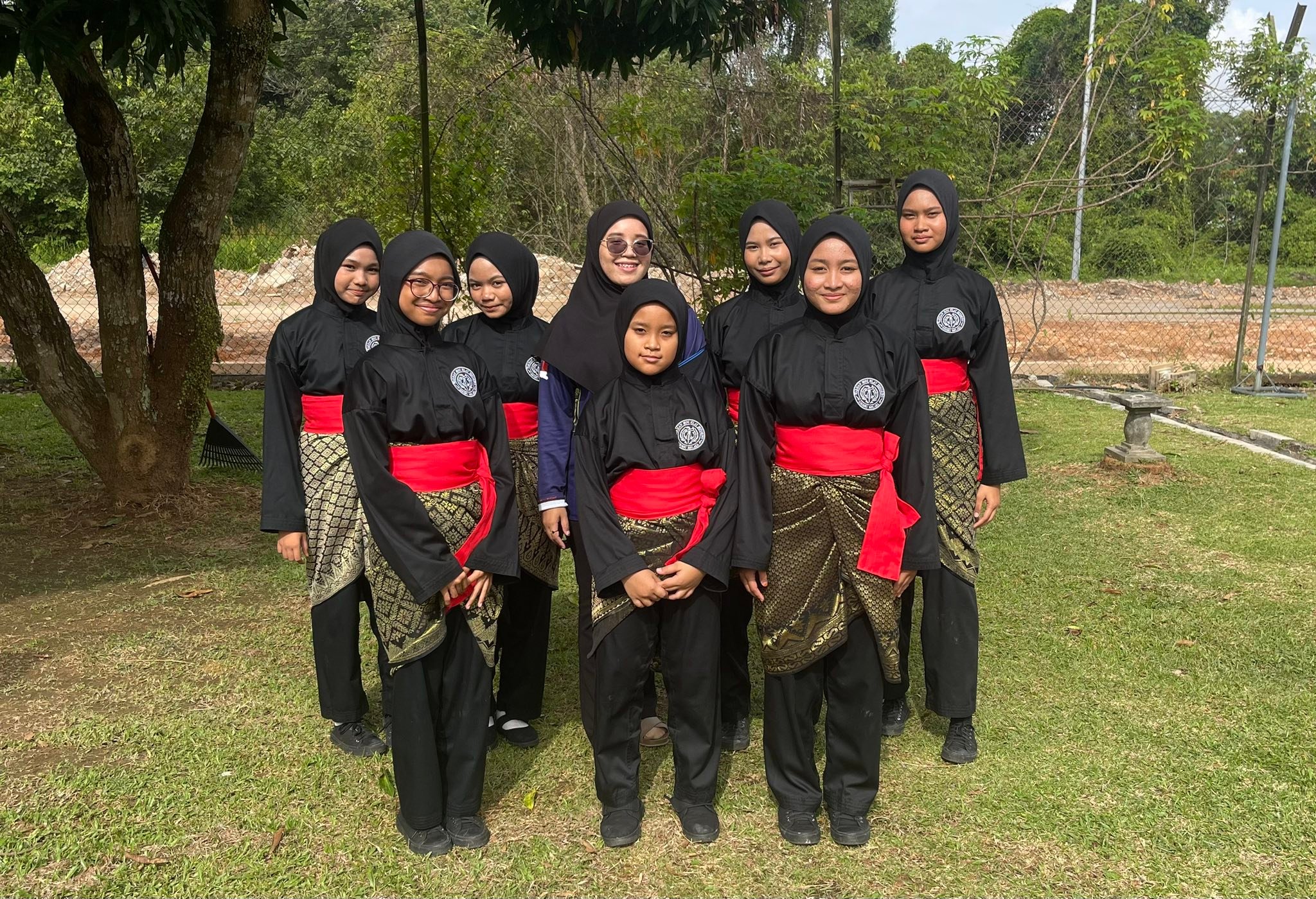 Persatuan - 7 orang pesilat yang mewakili KAYFAZ bersama dengan Cikgu ...