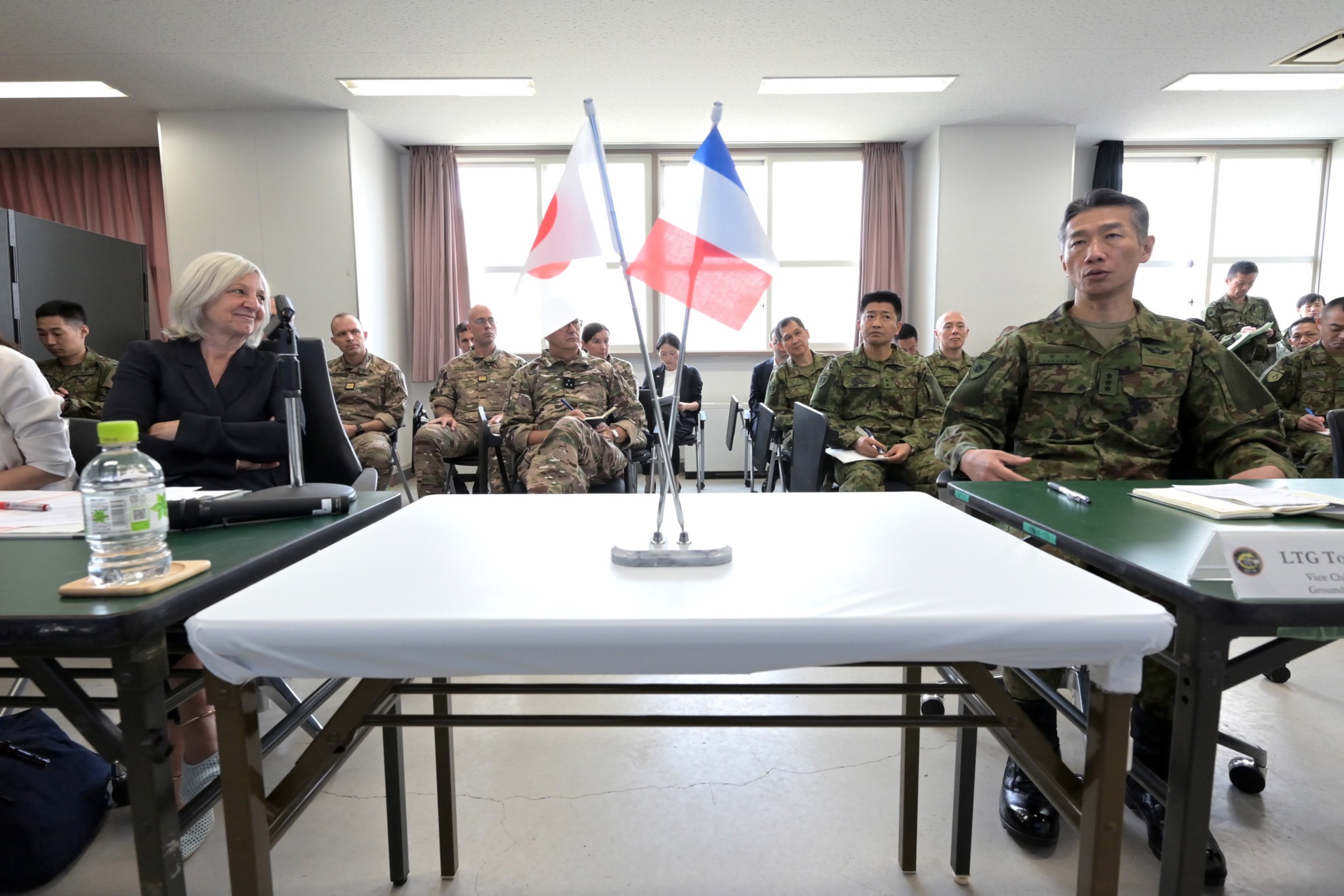 🇯🇵🇫🇷德永陸上幕僚副長は、9月2日、王城寺原演習場において実施中