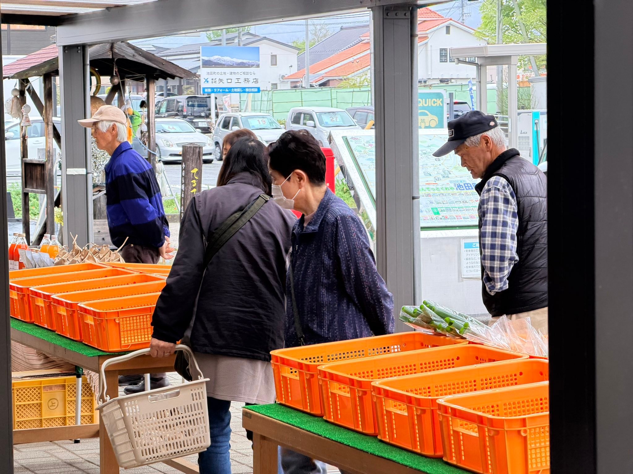 ハーブセンター?軒先販売開始しました！ 9:30-15:00 新鮮野菜や苗 