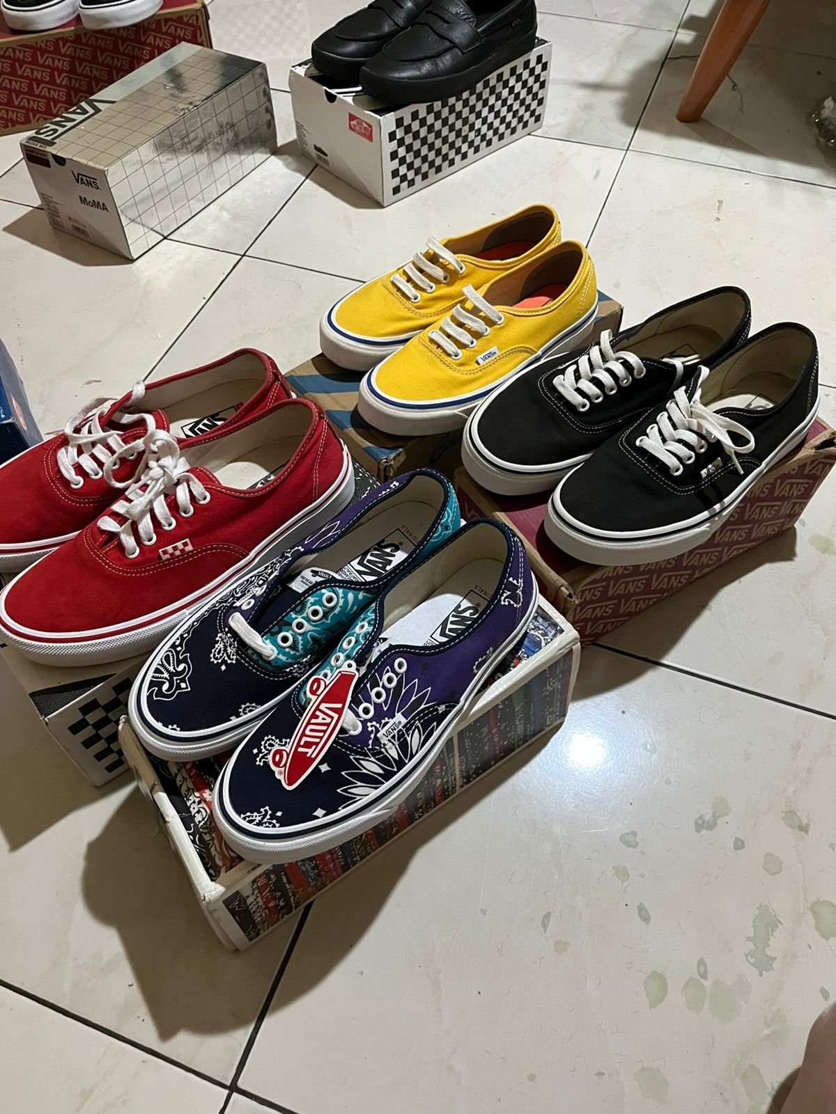 Vans Red UK7.5 EUR 26.0 400฿