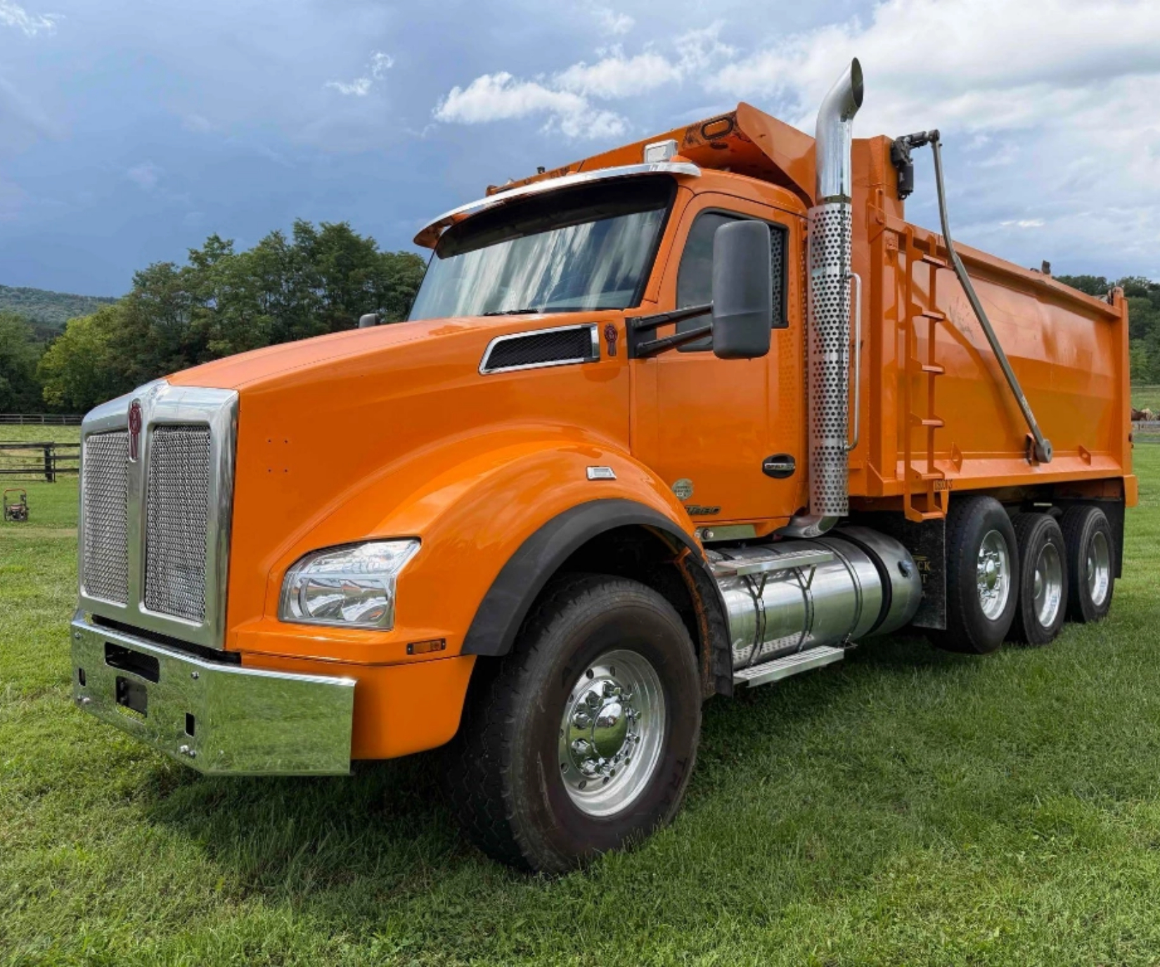 【ラングラ】 Big iron, hardworking equipment, and fleet-ready vehicles are up