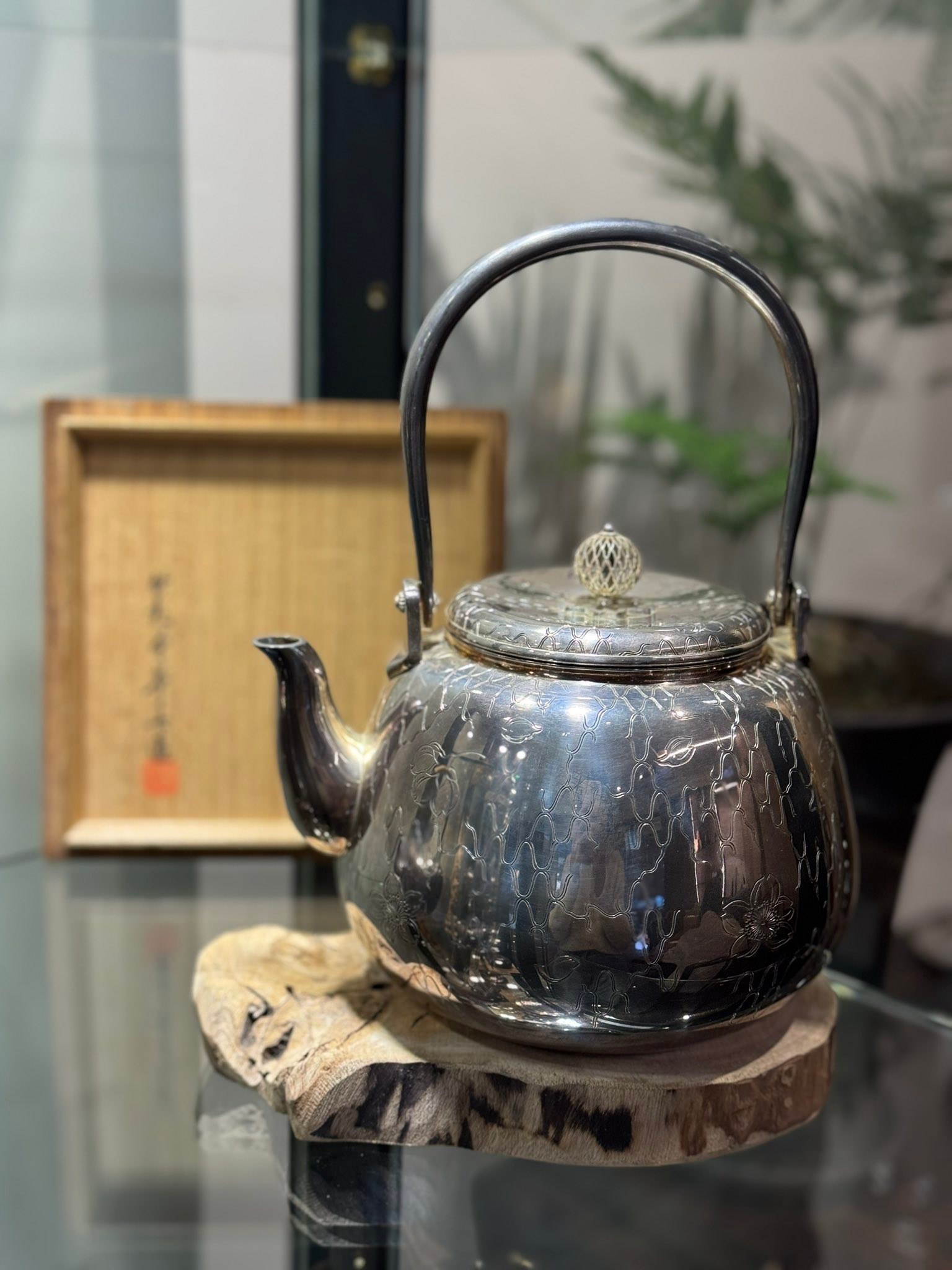 日本昭和時期~ 京都竹影堂二代目榮真作寶珠形網櫻紋純銀大湯沸有響片
