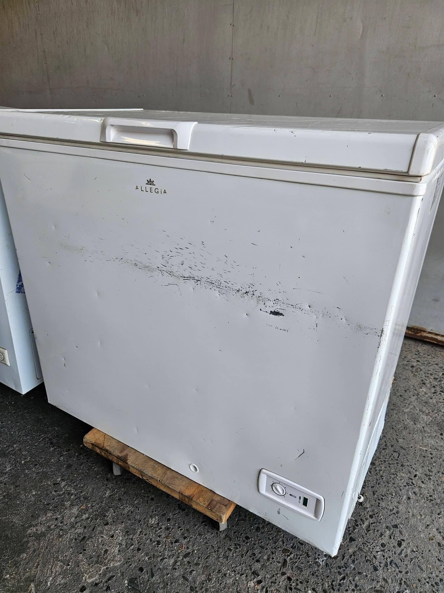 REPRICED‼️ PRICE MARKDOWN‼️ Chest Freezer Brand: Allegia Working