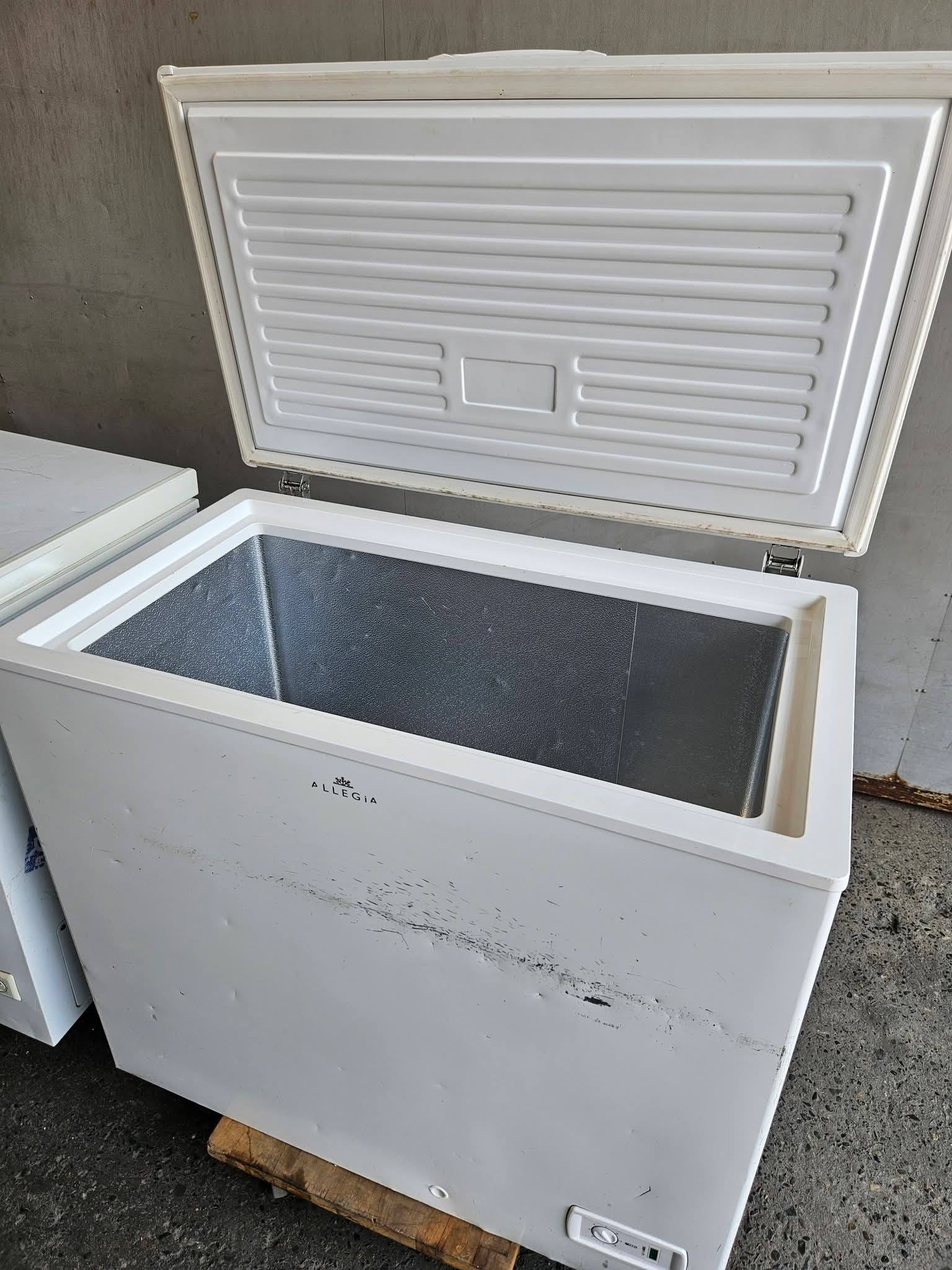REPRICED‼️ PRICE MARKDOWN‼️ Chest Freezer Brand: Allegia Working
