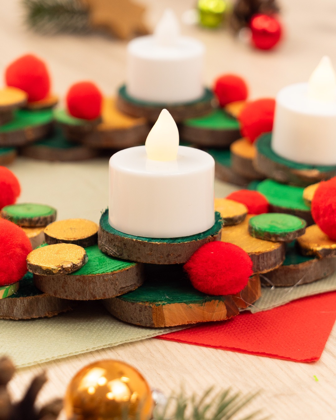 Adventsschmuck aus Naturmaterialien: Hier entsteht aus einfachen Holzscheiben ein wunderschöner Adventskranz ✨ Dafür malst du die verschieden großen Scheiben mit deinen Kindern in verschiedenen Grüntönen und in Gold an. Klebe sie dann
