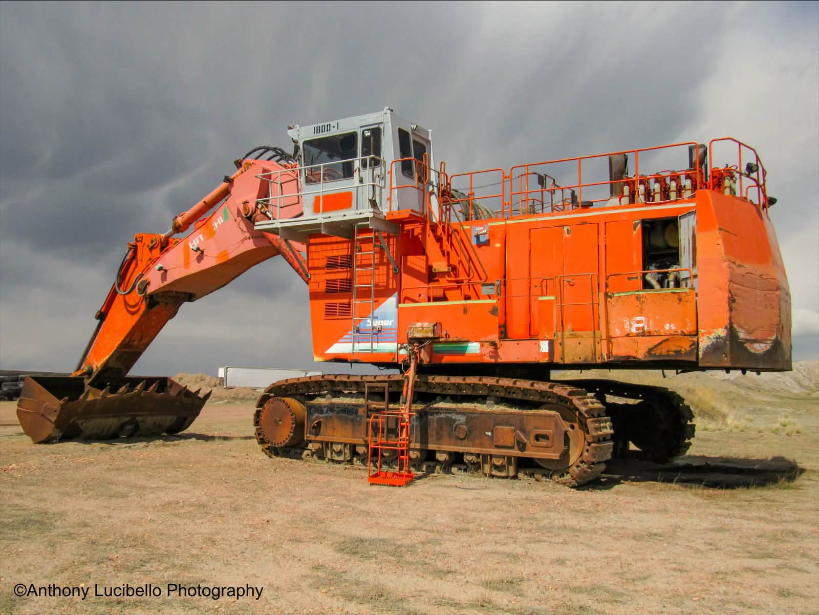 HITACHI EX1800 重機 Hitachi EX1800-3 backhoe for topsoil stripping in Wyoming mines