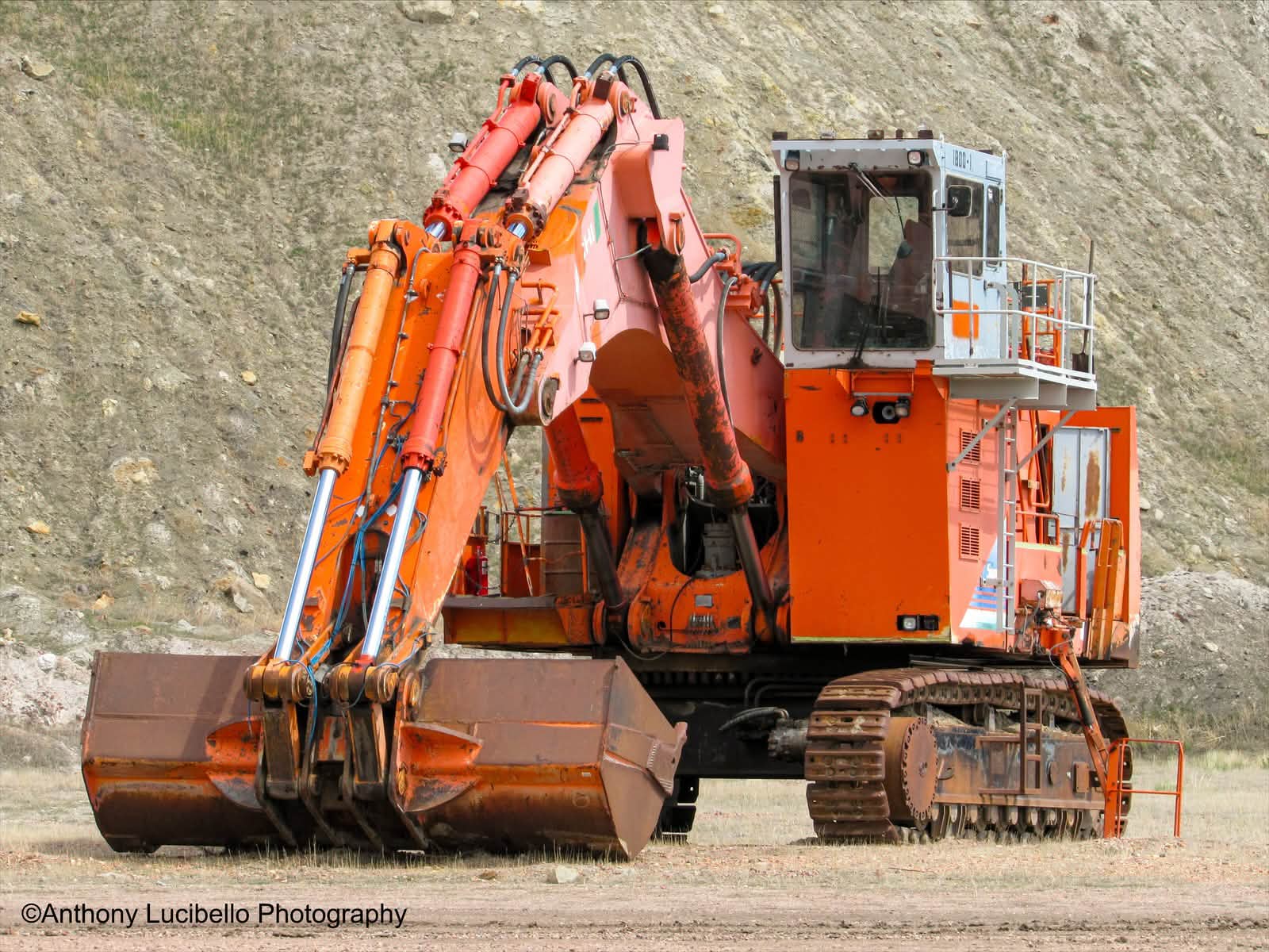 Hitachi EX1800-3 backhoe for topsoil stripping in Wyoming mines