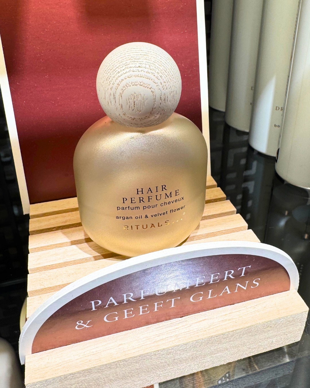 Een topper bij Rituals: Hair Perfume!🤩 Deze haarparfum verfrist, geeft glans, beschermt en houdt het haar glad en gehydrateerd. En hij ruikt ook echt heerlijk. Heb jij er al eentje gescoord?😃
