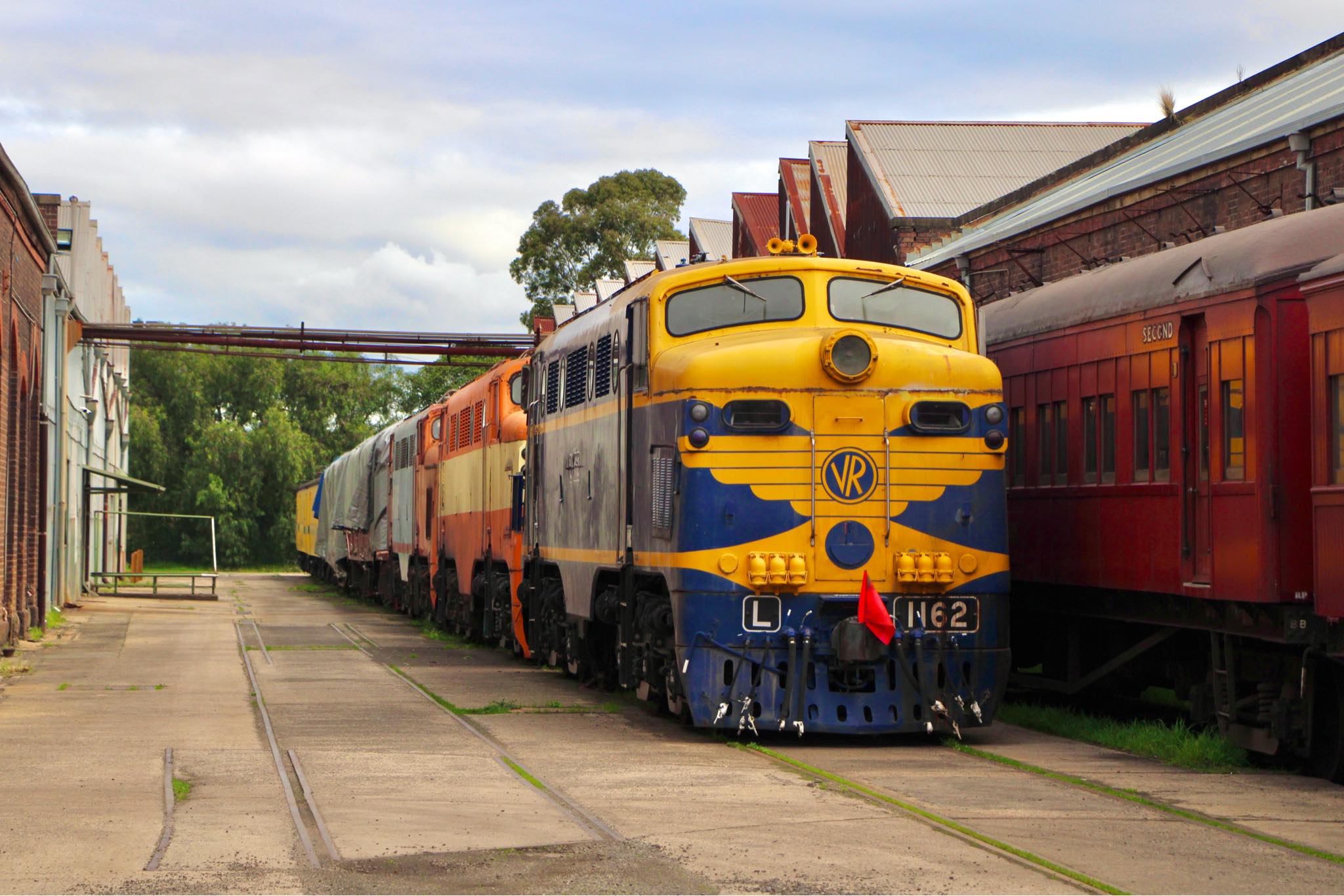 Redhen334 - 3 VR L class electric locomotives (including L1162) form ...