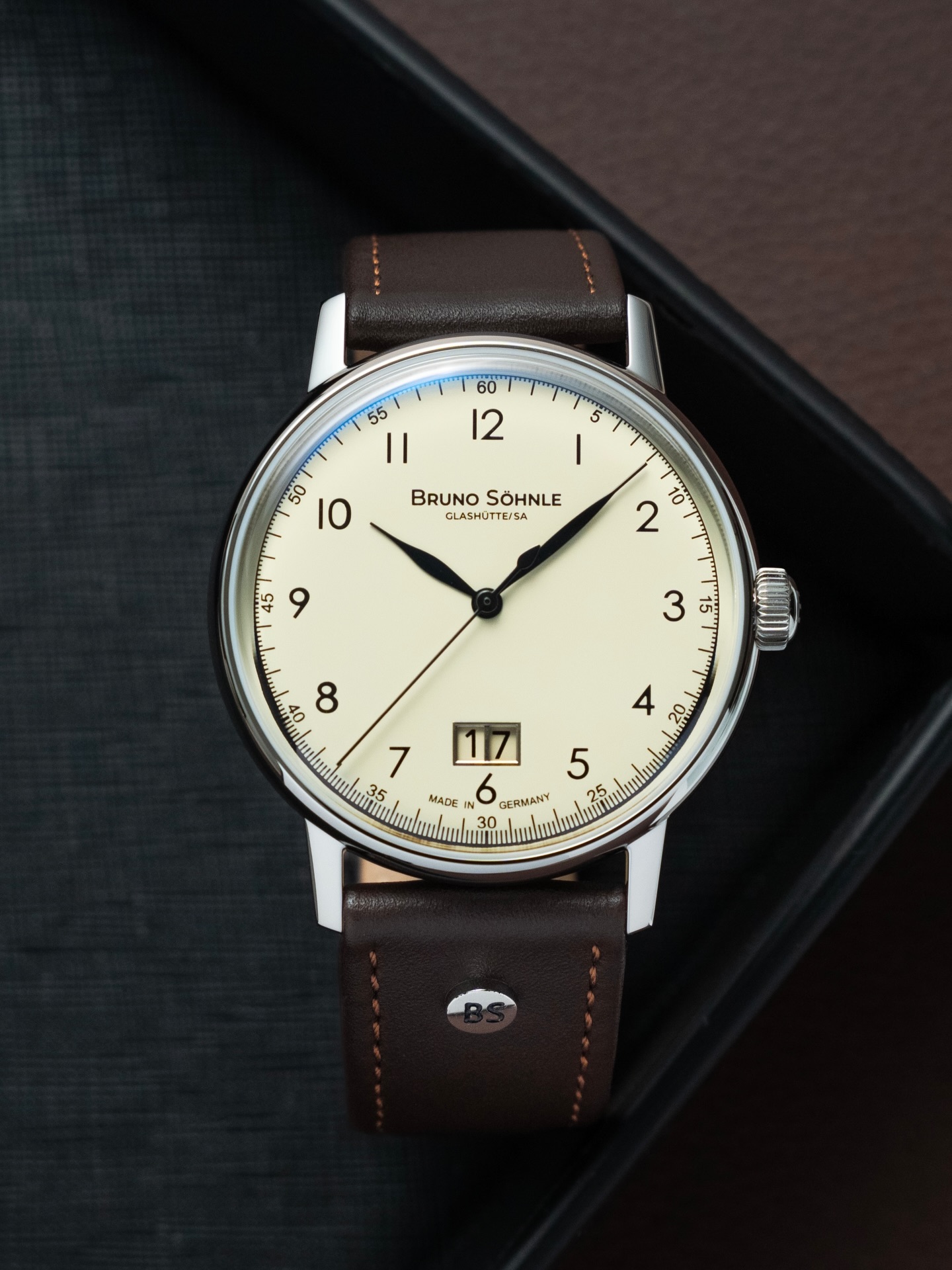 Bruno Söhnle Bergamo Big (39mm) The cream-colored dial with black