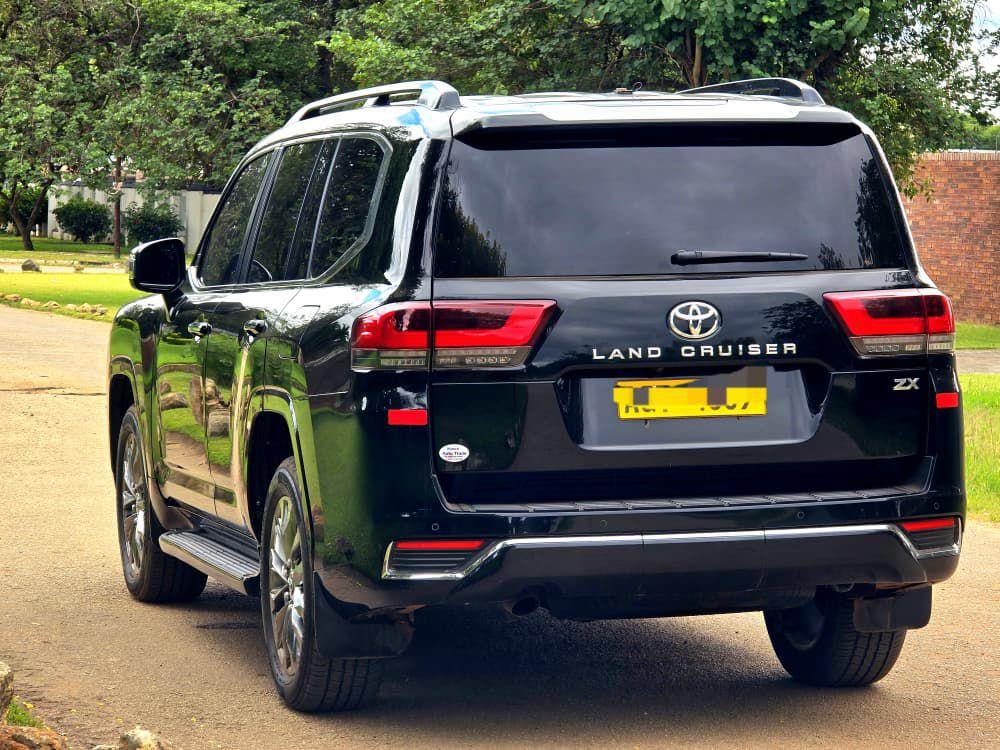 Toyota landcruiser 300 series, year 2023, Deasel engine, quick