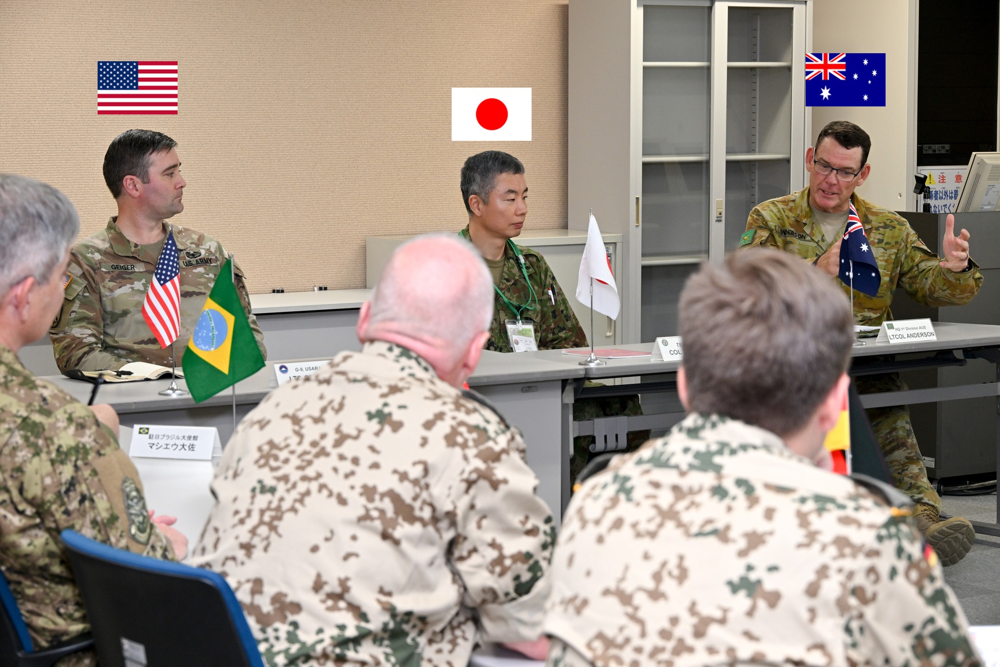 陸上自衛隊 - 優秀隊員に褒章メダルを授与する西部方面総監竹本陸将